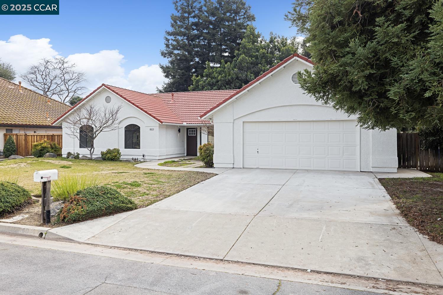 Detail Gallery Image 3 of 38 For 5017 W Locust Ave, Fresno,  CA 93722 - 3 Beds | 2 Baths