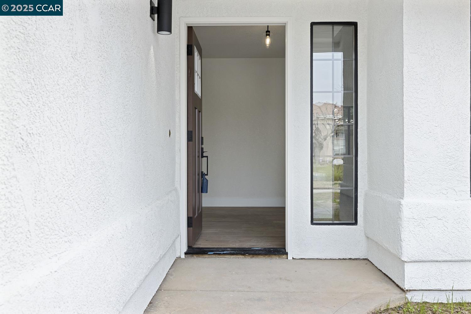 Detail Gallery Image 4 of 38 For 5017 W Locust Ave, Fresno,  CA 93722 - 3 Beds | 2 Baths