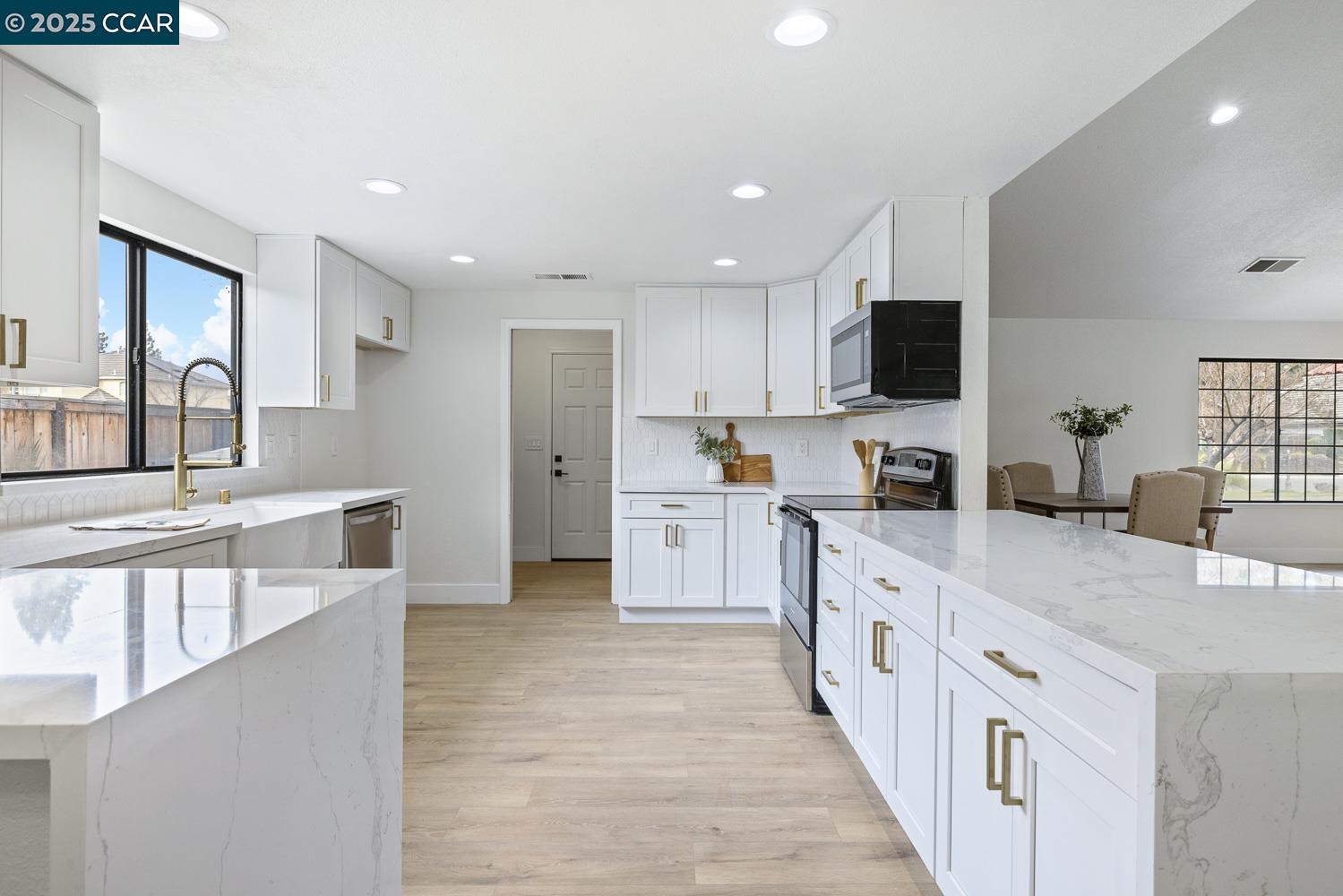 Detail Gallery Image 5 of 38 For 5017 W Locust Ave, Fresno,  CA 93722 - 3 Beds | 2 Baths