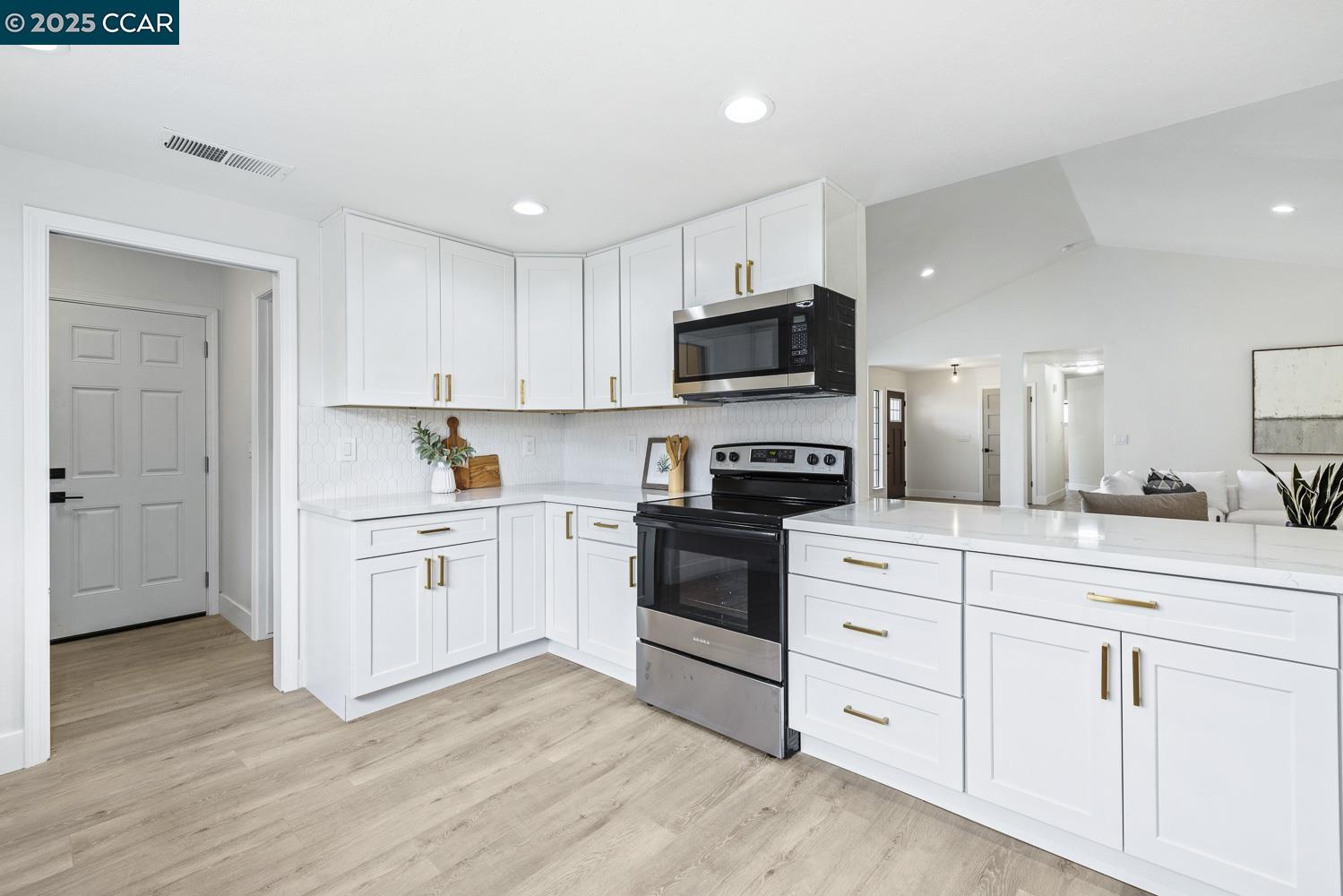 Detail Gallery Image 6 of 38 For 5017 W Locust Ave, Fresno,  CA 93722 - 3 Beds | 2 Baths