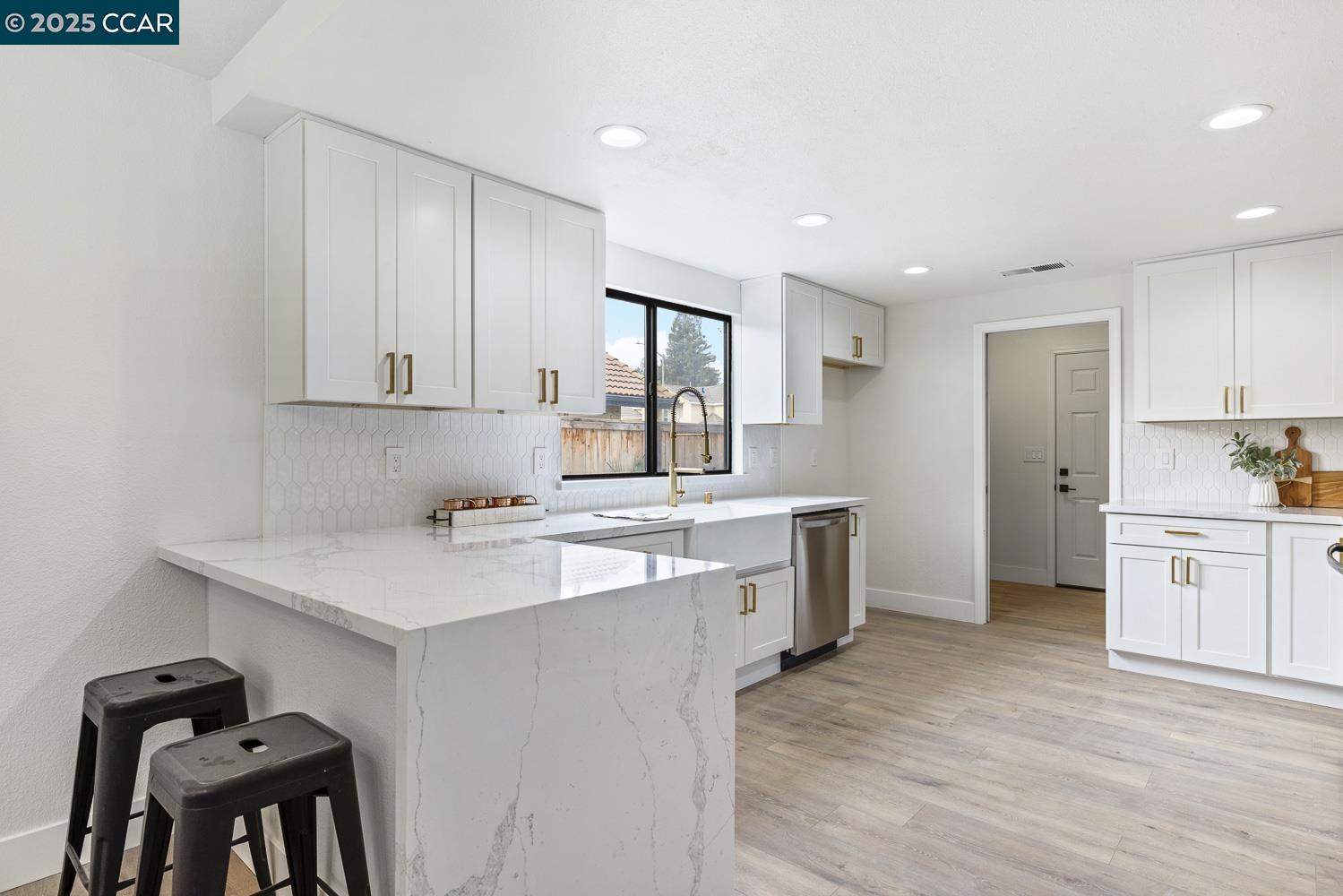 Detail Gallery Image 7 of 38 For 5017 W Locust Ave, Fresno,  CA 93722 - 3 Beds | 2 Baths