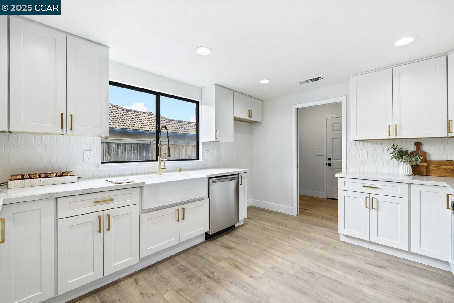 Detail Gallery Image 9 of 38 For 5017 W Locust Ave, Fresno,  CA 93722 - 3 Beds | 2 Baths
