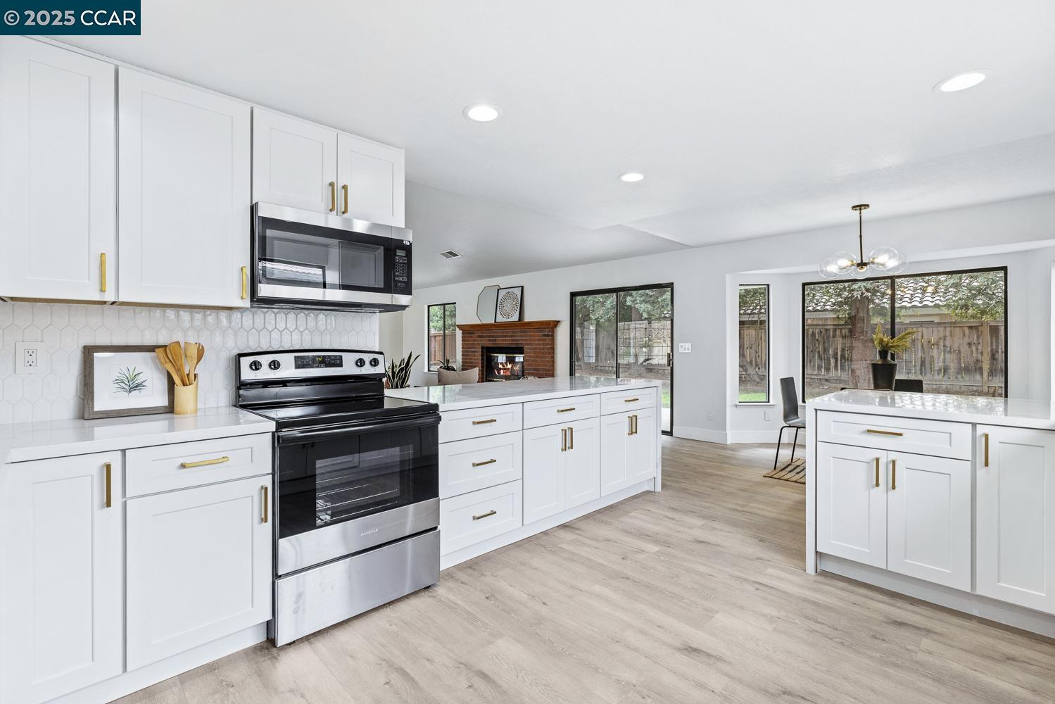 Detail Gallery Image 10 of 38 For 5017 W Locust Ave, Fresno,  CA 93722 - 3 Beds | 2 Baths