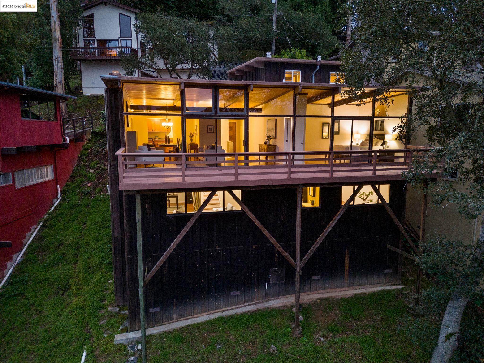 Detail Gallery Image 1 of 1 For 6866 Thornhill Dr, Oakland,  CA 94611 - 3 Beds | 2 Baths
