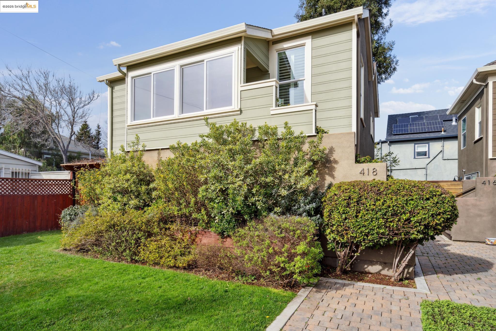 Detail Gallery Image 1 of 1 For 418 48th St, Oakland,  CA 94609 - 3 Beds | 3 Baths