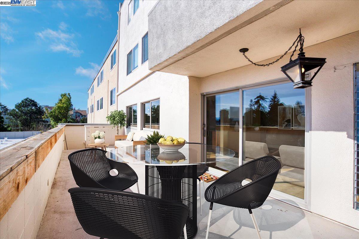 360 Vernon St # 107, Oakland, California 94610, 2 Bedrooms Bedrooms, ,1 BathroomBathrooms,Residential,For Sale,360 Vernon St # 107,41086364