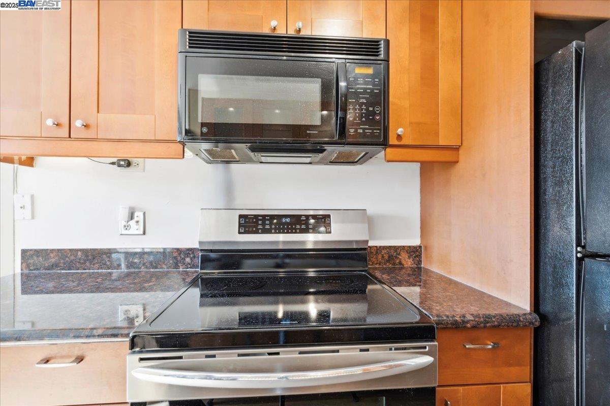 360 Vernon St # 107, Oakland, California 94610, 2 Bedrooms Bedrooms, ,1 BathroomBathrooms,Residential,For Sale,360 Vernon St # 107,41086364