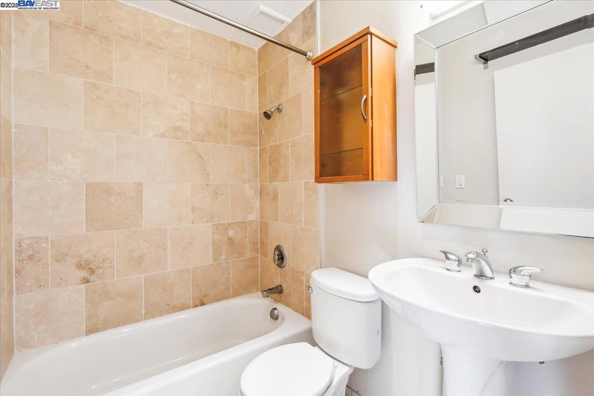 360 Vernon St # 107, Oakland, California 94610, 2 Bedrooms Bedrooms, ,1 BathroomBathrooms,Residential,For Sale,360 Vernon St # 107,41086364