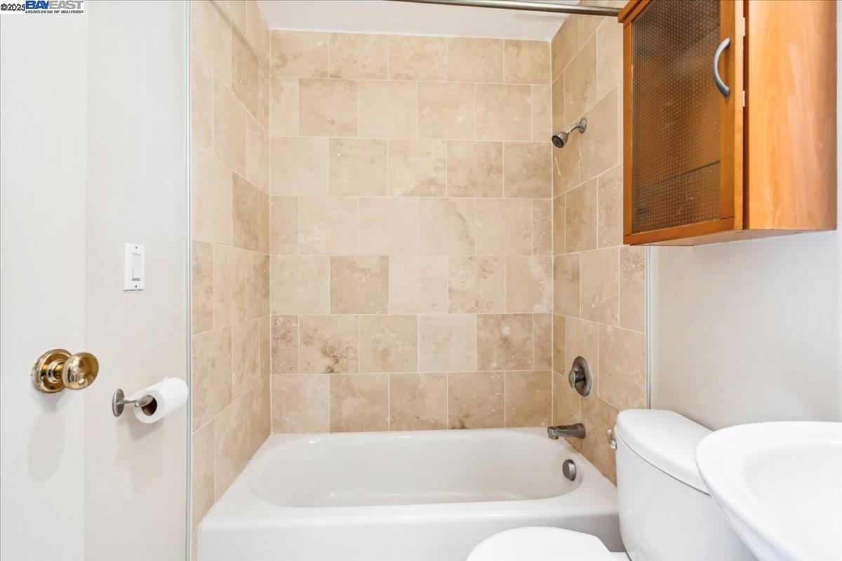 360 Vernon St # 107, Oakland, California 94610, 2 Bedrooms Bedrooms, ,1 BathroomBathrooms,Residential,For Sale,360 Vernon St # 107,41086364