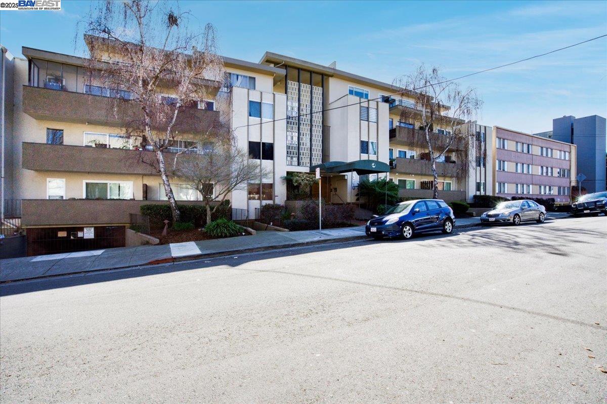 360 Vernon St # 107, Oakland, California 94610, 2 Bedrooms Bedrooms, ,1 BathroomBathrooms,Residential,For Sale,360 Vernon St # 107,41086364