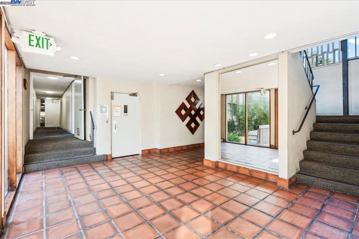 360 Vernon St # 107, Oakland, California 94610, 2 Bedrooms Bedrooms, ,1 BathroomBathrooms,Residential,For Sale,360 Vernon St # 107,41086364