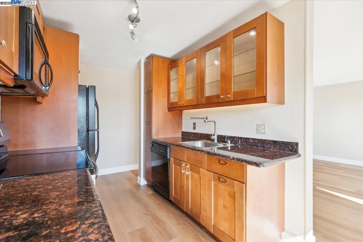 360 Vernon St # 107, Oakland, California 94610, 2 Bedrooms Bedrooms, ,1 BathroomBathrooms,Residential,For Sale,360 Vernon St # 107,41086364