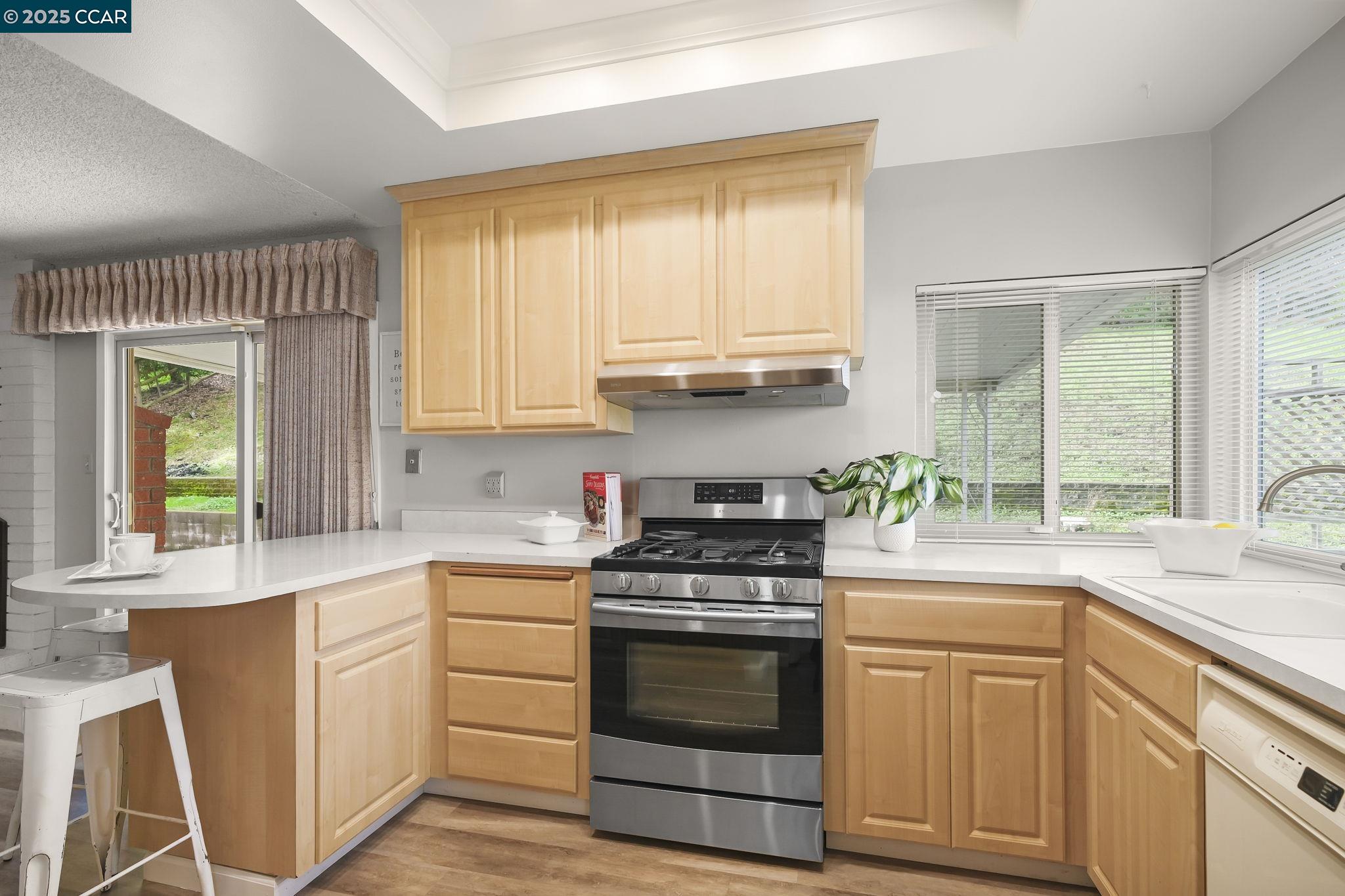 Detail Gallery Image 10 of 24 For 2157 Owens Ct, Pinole,  CA 94564 - 4 Beds | 2 Baths