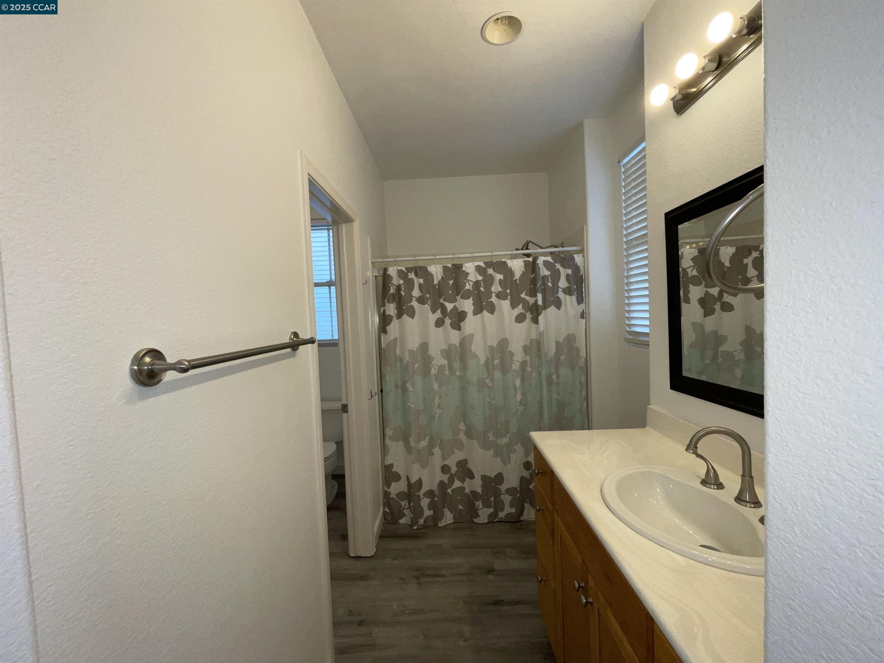 Detail Gallery Image 12 of 31 For 2087 Railroad Ave, Hercules,  CA 94547 - 3 Beds | 3 Baths
