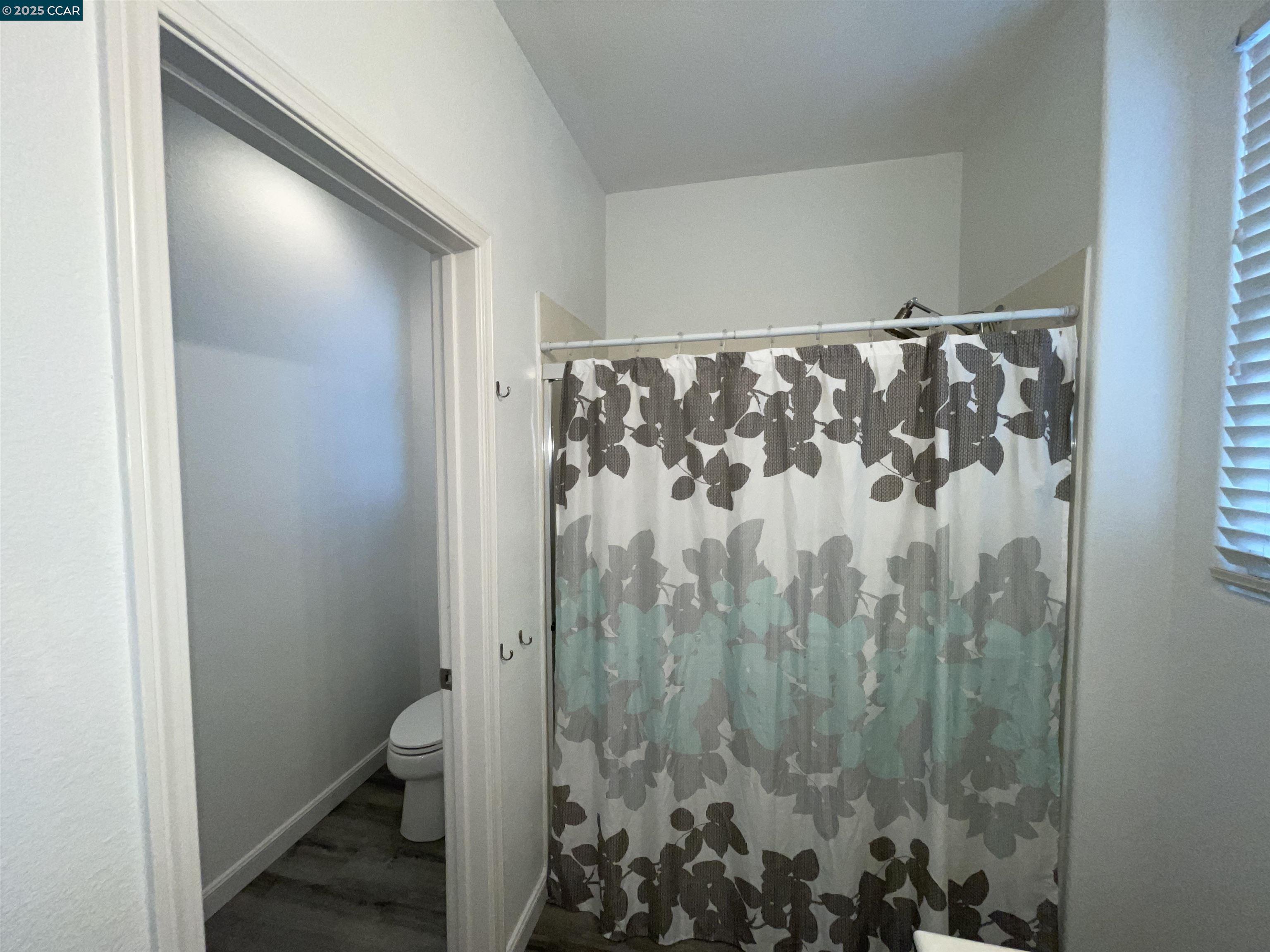Detail Gallery Image 13 of 31 For 2087 Railroad Ave, Hercules,  CA 94547 - 3 Beds | 3 Baths