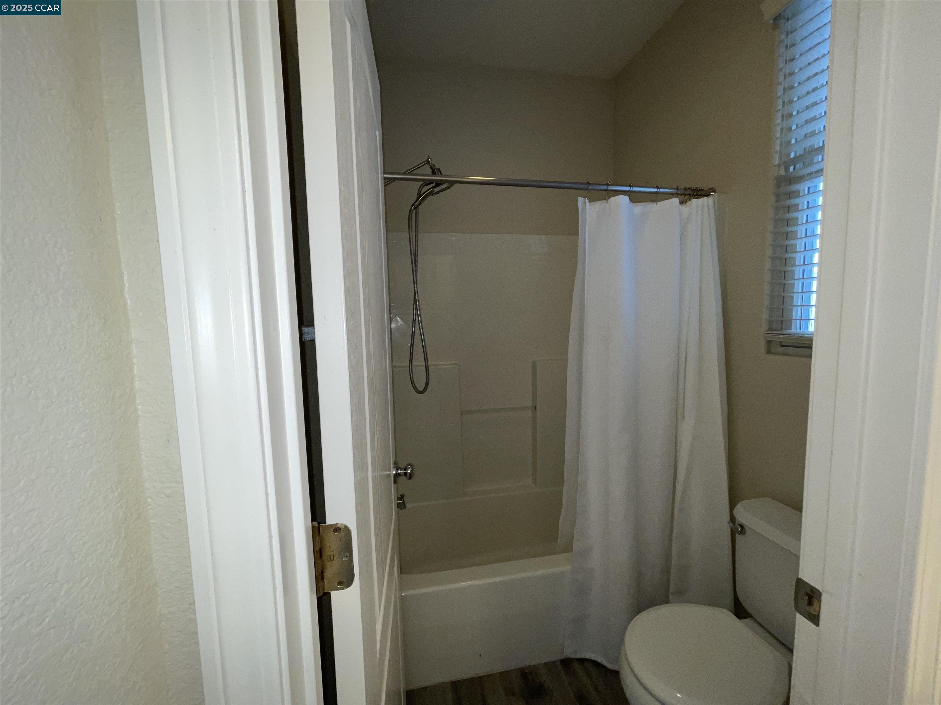 Detail Gallery Image 20 of 31 For 2087 Railroad Ave, Hercules,  CA 94547 - 3 Beds | 3 Baths