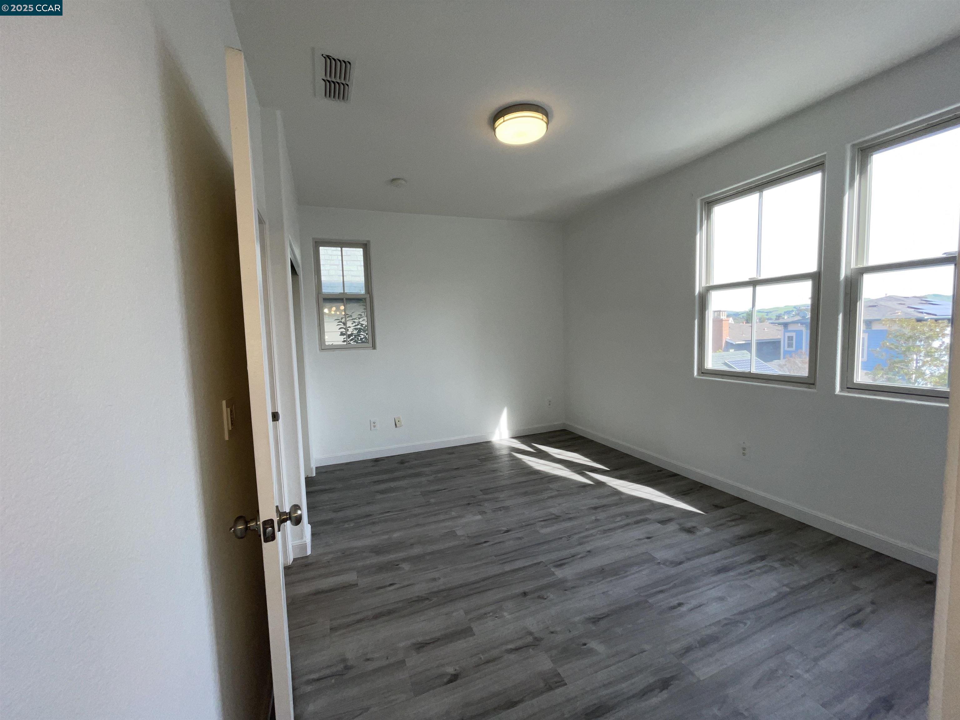 Detail Gallery Image 22 of 31 For 2087 Railroad Ave, Hercules,  CA 94547 - 3 Beds | 3 Baths