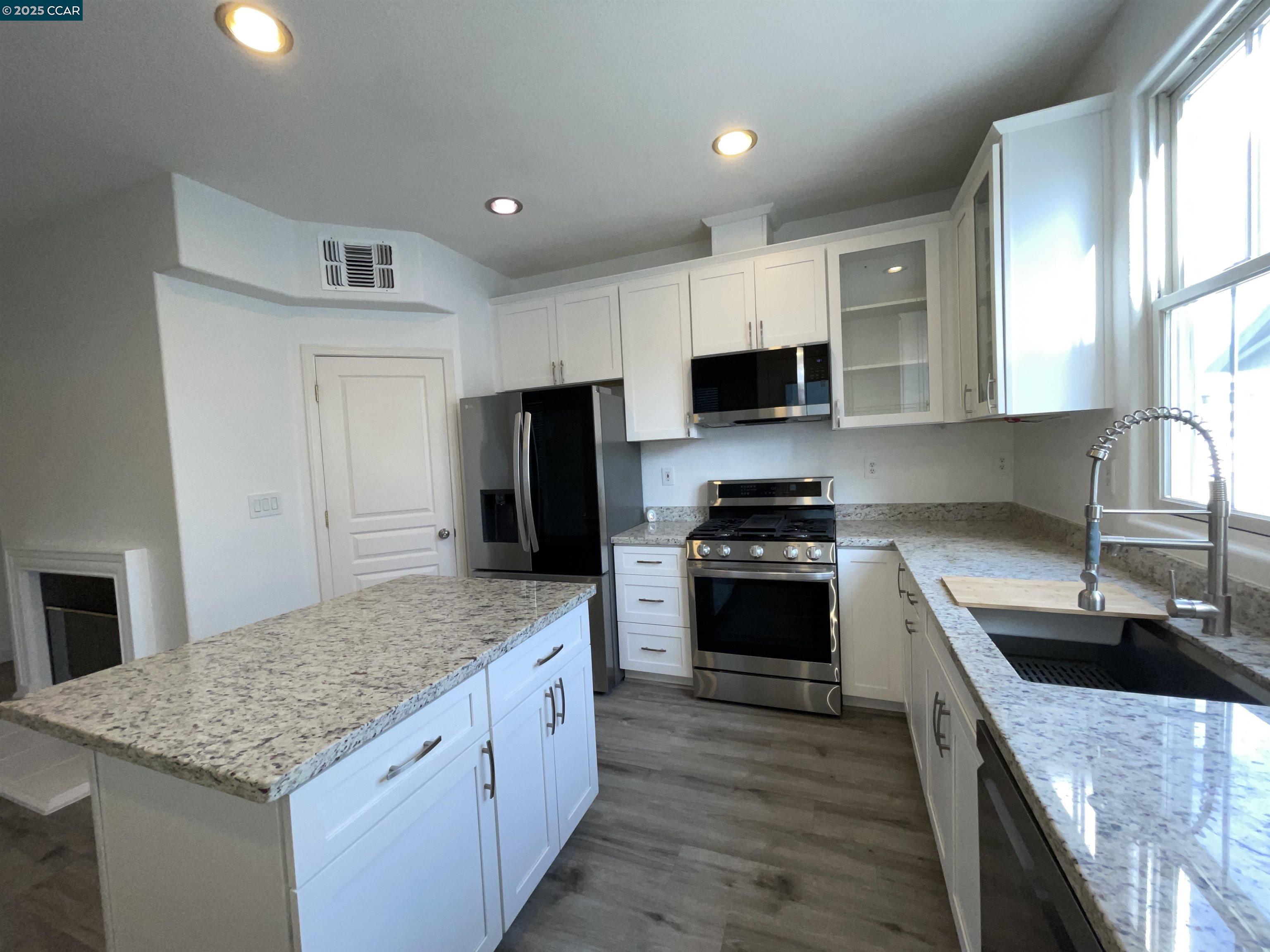 Detail Gallery Image 5 of 31 For 2087 Railroad Ave, Hercules,  CA 94547 - 3 Beds | 3 Baths