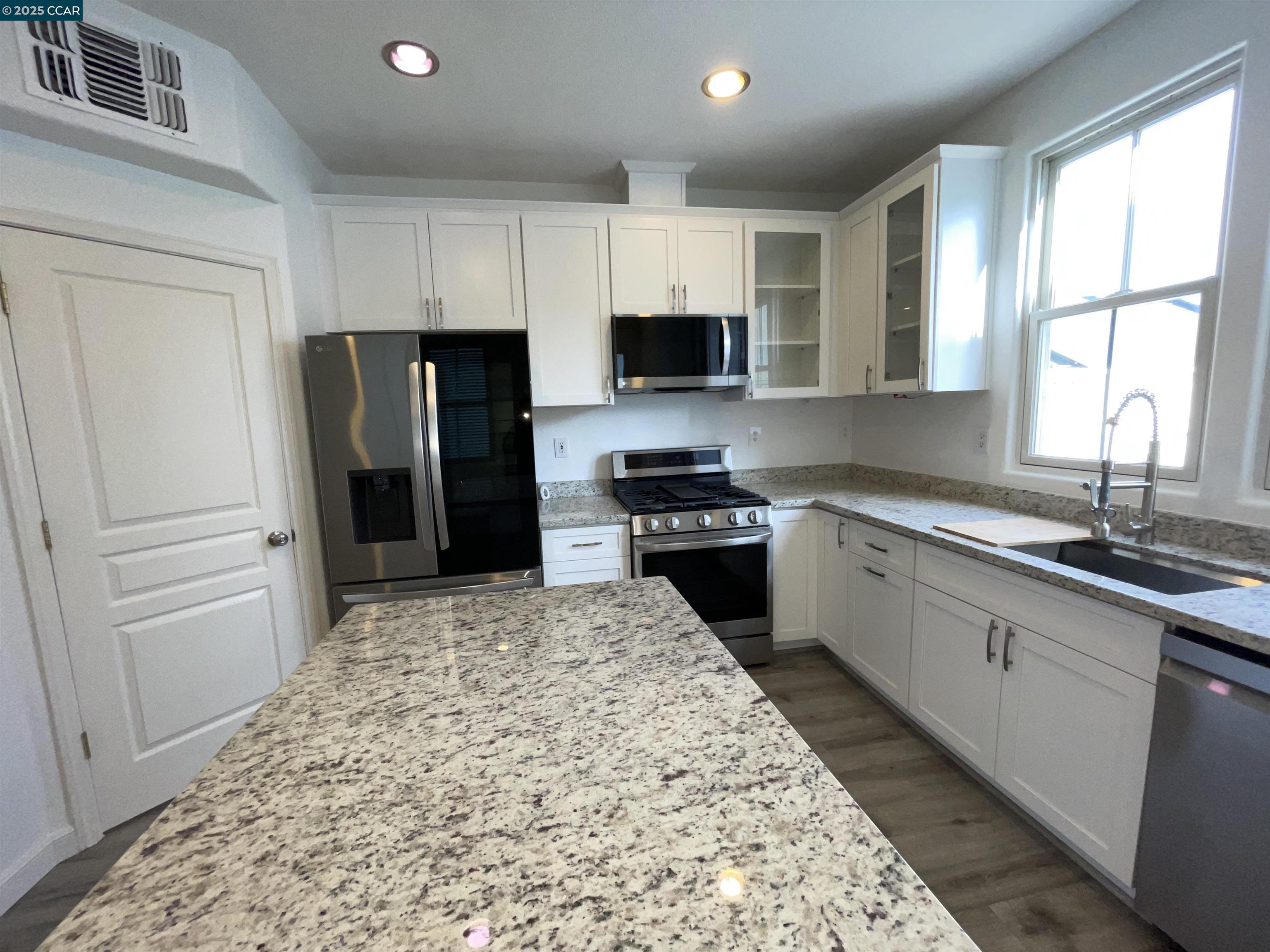 Detail Gallery Image 6 of 31 For 2087 Railroad Ave, Hercules,  CA 94547 - 3 Beds | 3 Baths
