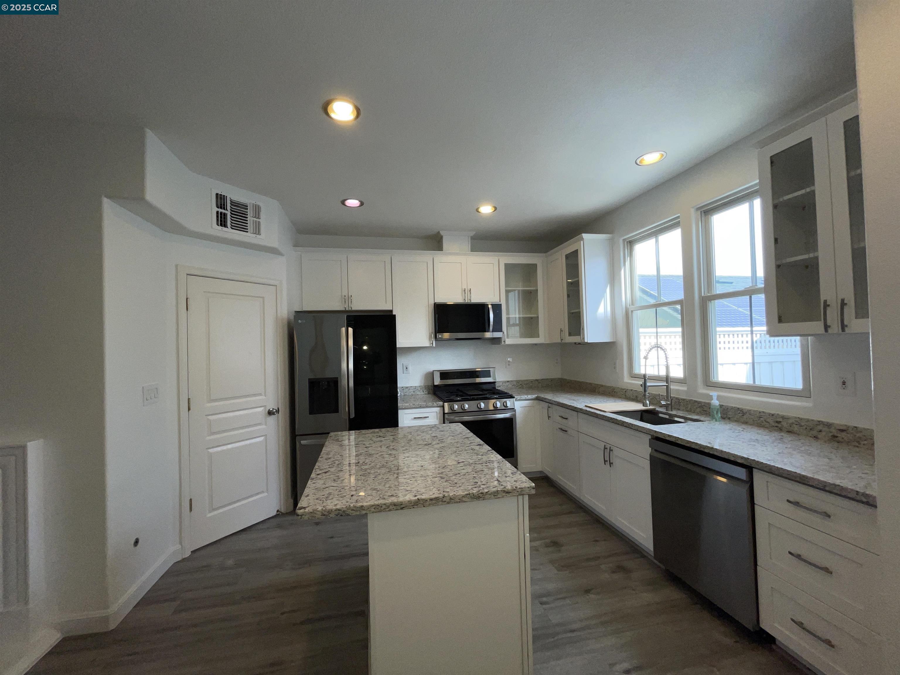 Detail Gallery Image 7 of 31 For 2087 Railroad Ave, Hercules,  CA 94547 - 3 Beds | 3 Baths