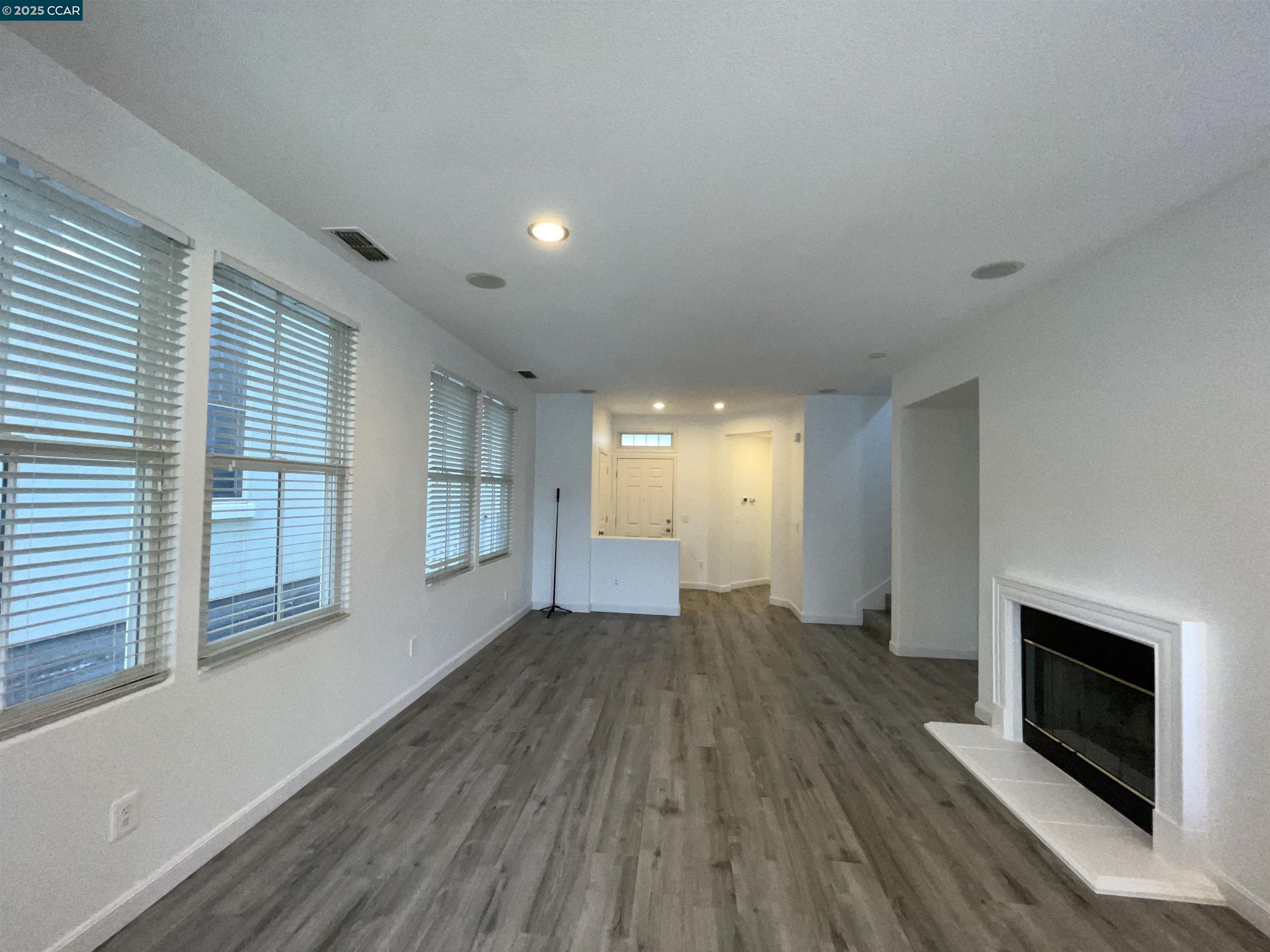Detail Gallery Image 9 of 31 For 2087 Railroad Ave, Hercules,  CA 94547 - 3 Beds | 3 Baths