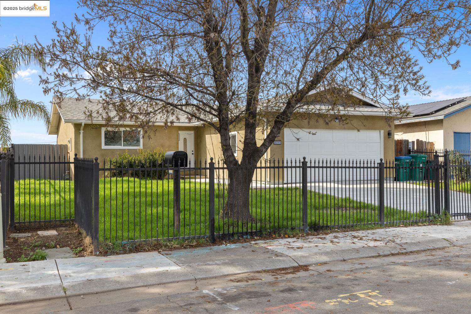 Detail Gallery Image 1 of 1 For 2215 S Sacramento St, Stockton,  CA 95206 - 3 Beds | 1/1 Baths
