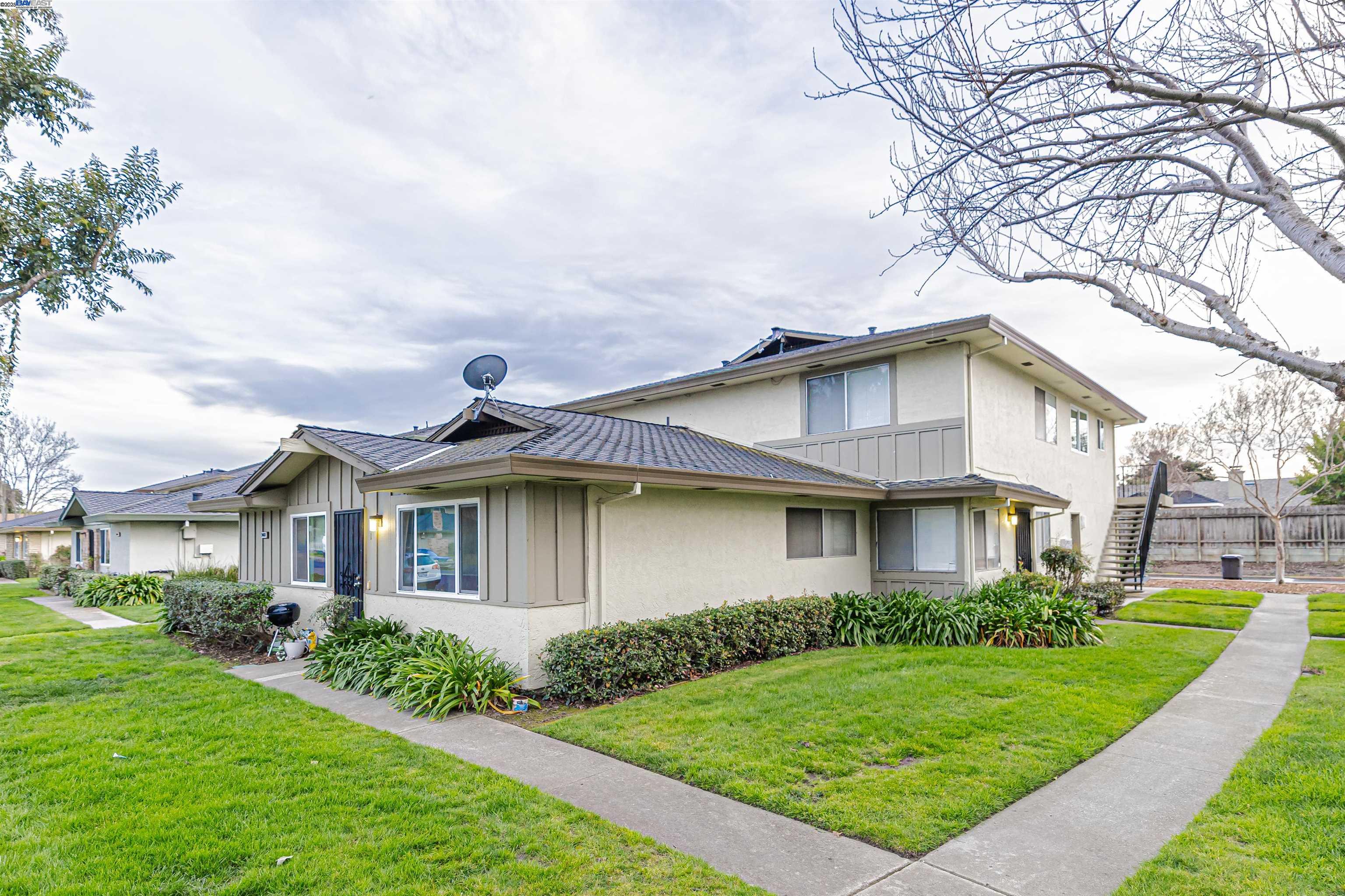 Browse active condo listings in DOWNTOWN ESTATES