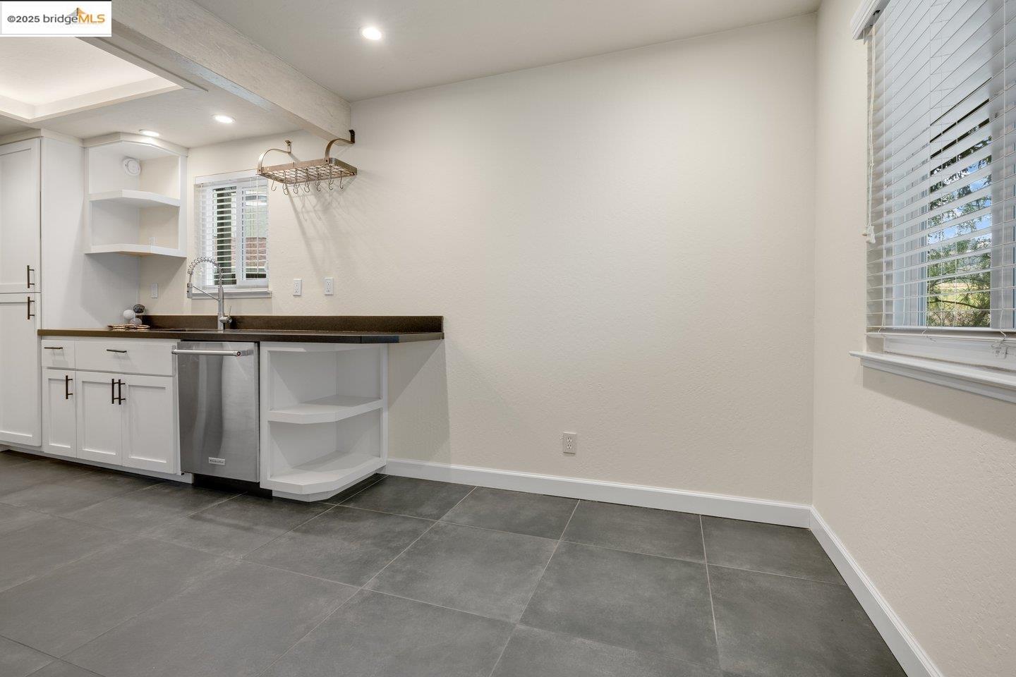 8711 Mountain Blvd # 28, Oakland, California 94605, 1 Bedroom Bedrooms, 3 Rooms Rooms,1 BathroomBathrooms,Residential,For Sale,8711 Mountain Blvd # 28,41086505