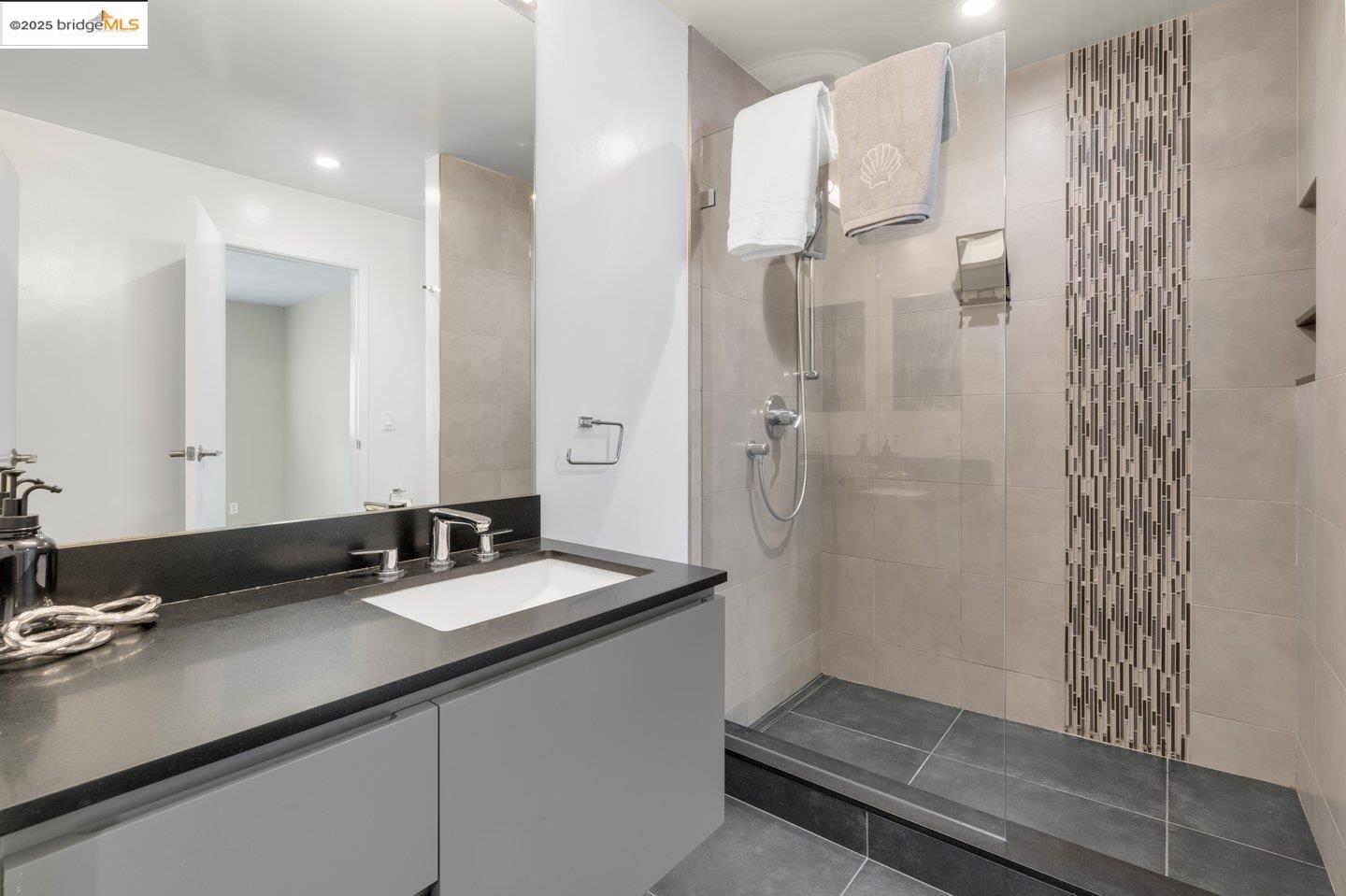8711 Mountain Blvd # 28, Oakland, California 94605, 1 Bedroom Bedrooms, 3 Rooms Rooms,1 BathroomBathrooms,Residential,For Sale,8711 Mountain Blvd # 28,41086505