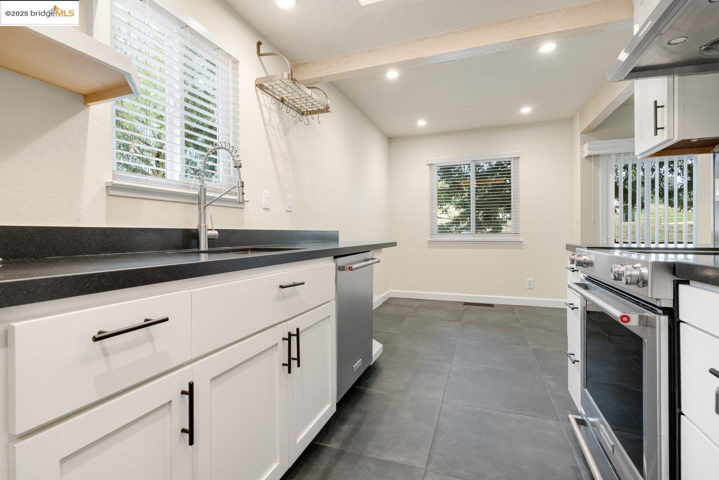 8711 Mountain Blvd # 28, Oakland, California 94605, 1 Bedroom Bedrooms, 3 Rooms Rooms,1 BathroomBathrooms,Residential,For Sale,8711 Mountain Blvd # 28,41086505