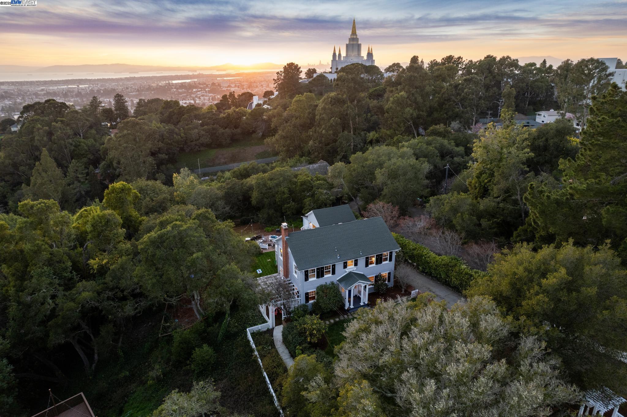 3085 MONTEREY BOULEVARD, Oakland, California 94602, 5 Bedrooms Bedrooms, 11 Rooms Rooms,4 BathroomsBathrooms,Residential,For Sale,3085 MONTEREY BOULEVARD,41086530