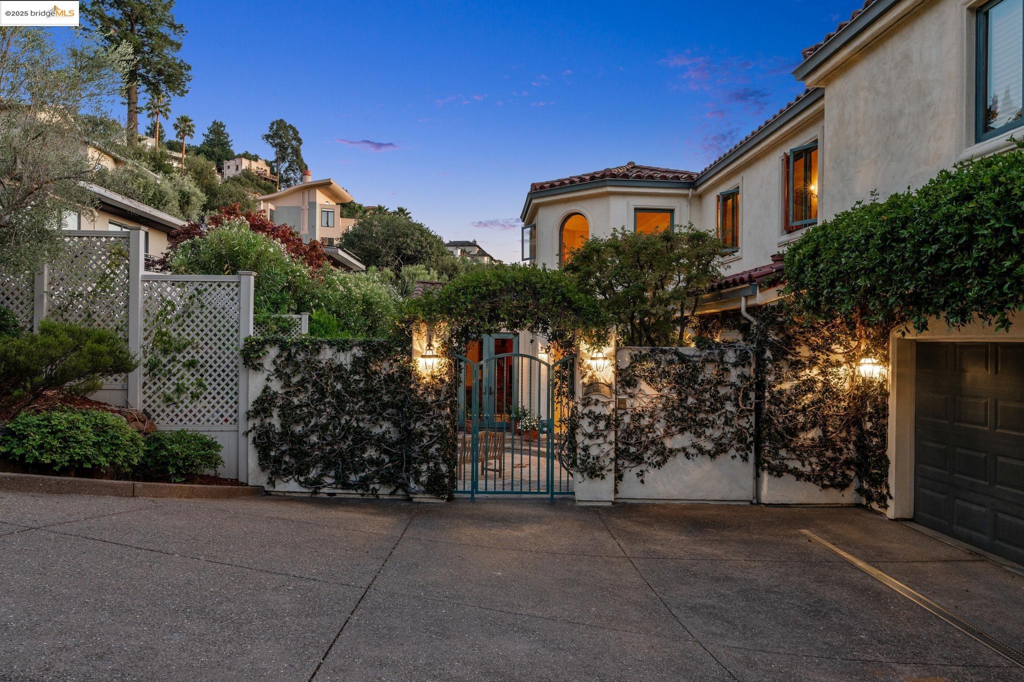 Detail Gallery Image 2 of 42 For 29 Live Oak Rd, Berkeley,  CA 94705 - 4 Beds | 2/1 Baths