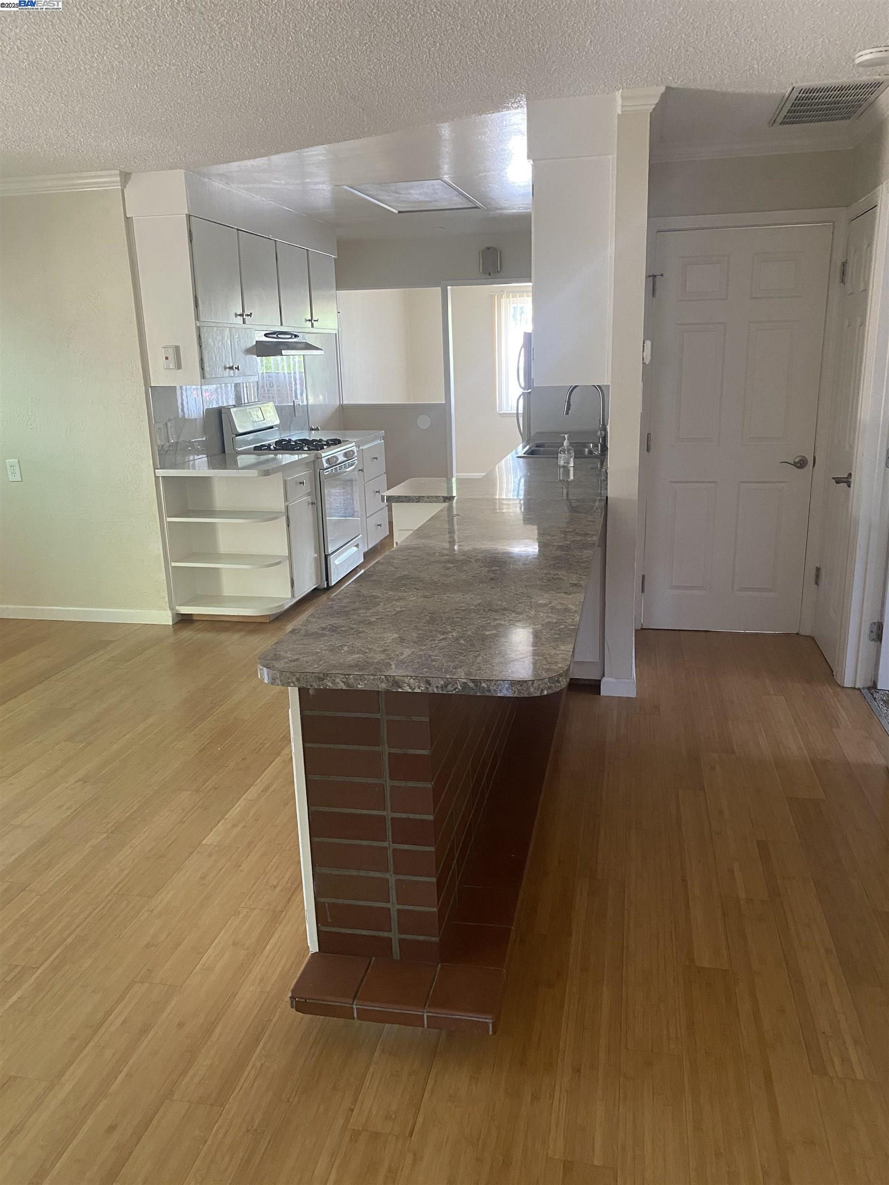 Detail Gallery Image 11 of 24 For 3086 Greenview Dr, Castro Valley,  CA 94546 - 3 Beds | 2 Baths