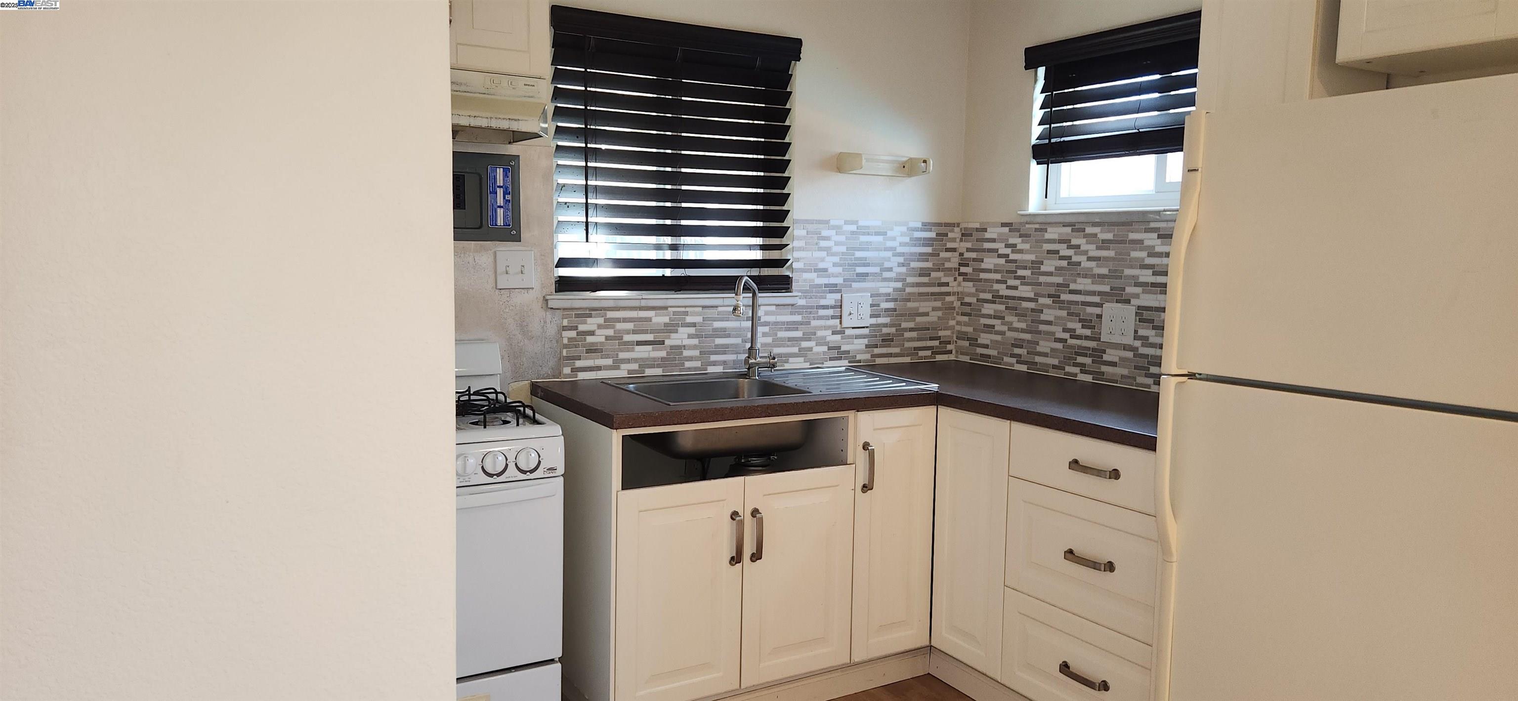 Detail Gallery Image 19 of 24 For 3086 Greenview Dr, Castro Valley,  CA 94546 - 3 Beds | 2 Baths