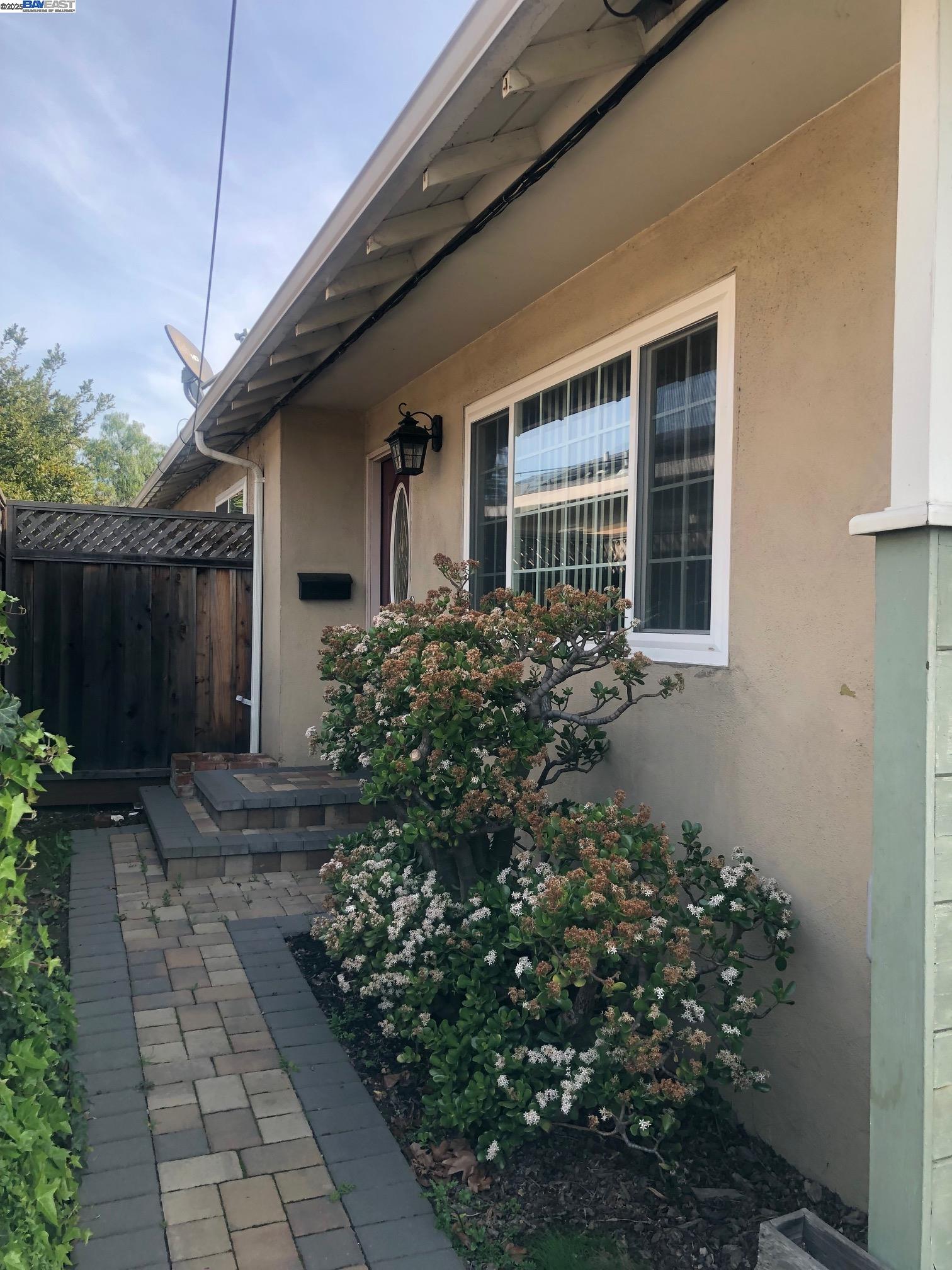 Detail Gallery Image 3 of 24 For 3086 Greenview Dr, Castro Valley,  CA 94546 - 3 Beds | 2 Baths
