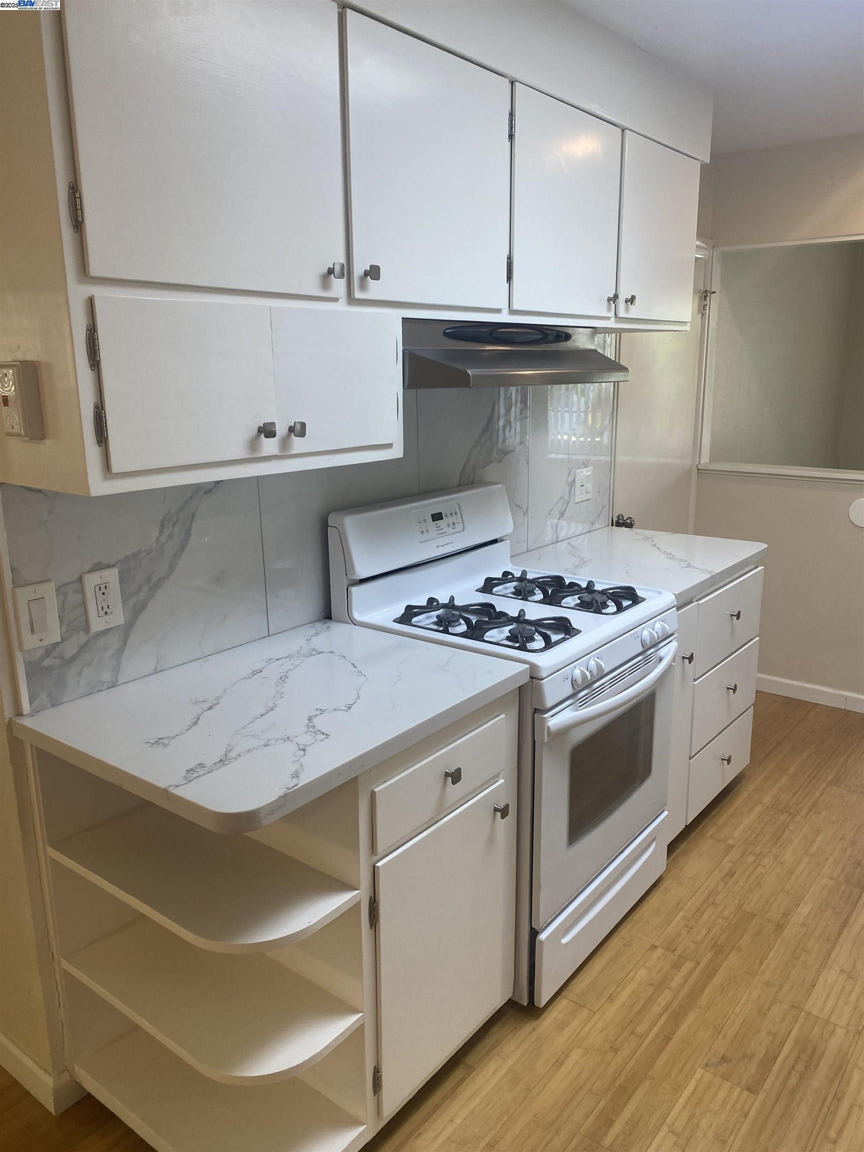 Detail Gallery Image 8 of 24 For 3086 Greenview Dr, Castro Valley,  CA 94546 - 3 Beds | 2 Baths