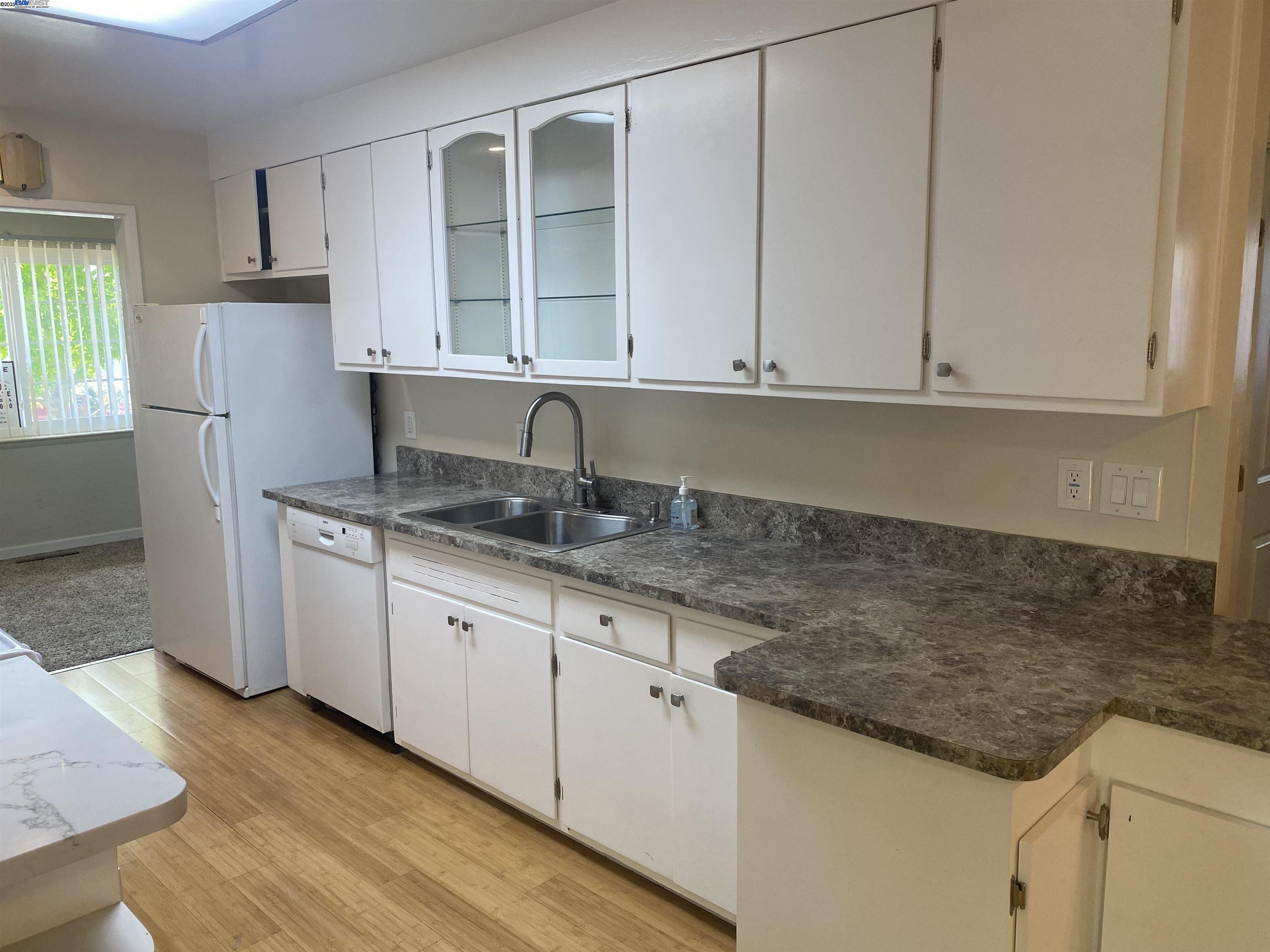 Detail Gallery Image 9 of 24 For 3086 Greenview Dr, Castro Valley,  CA 94546 - 3 Beds | 2 Baths