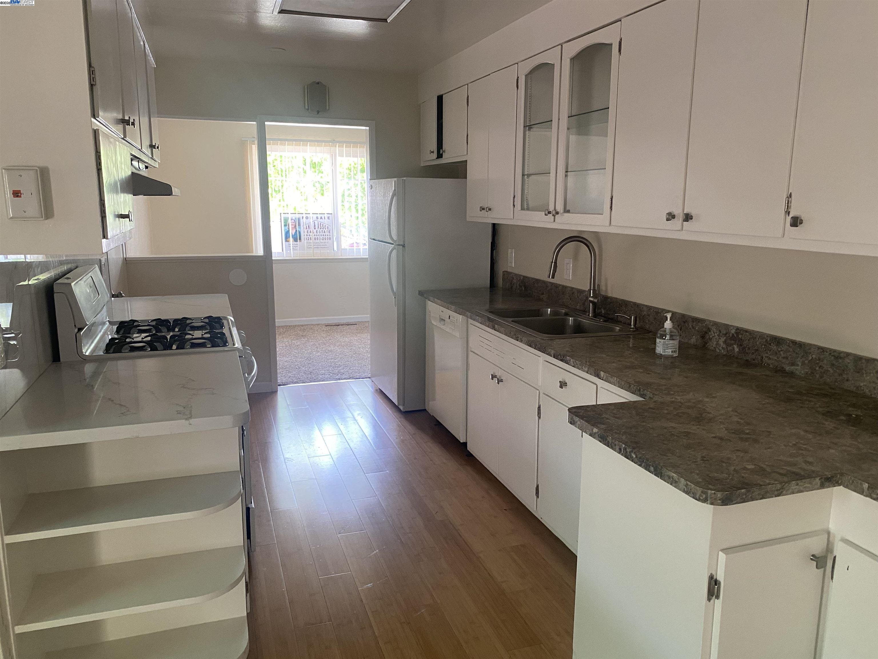 Detail Gallery Image 10 of 24 For 3086 Greenview Dr, Castro Valley,  CA 94546 - 3 Beds | 2 Baths