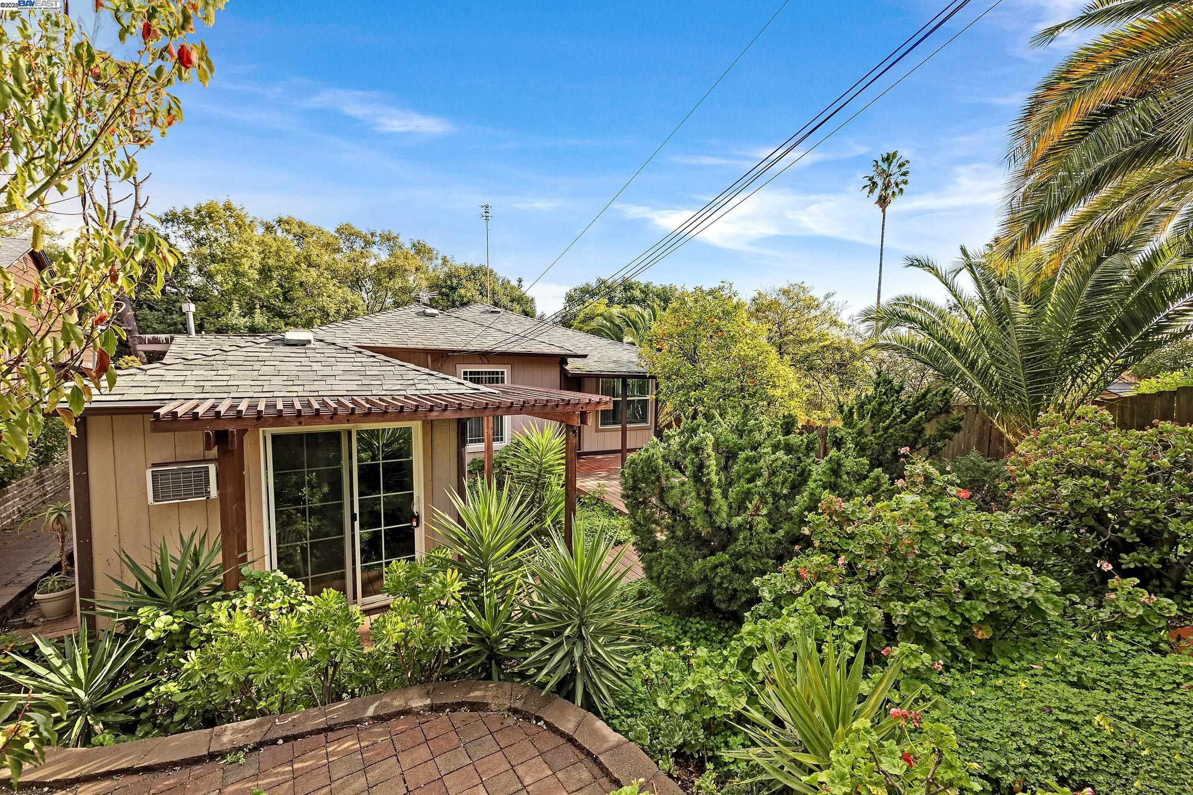 Detail Gallery Image 1 of 1 For 1074 Highland Blvd, Hayward,  CA 94542 - 4 Beds | 2 Baths