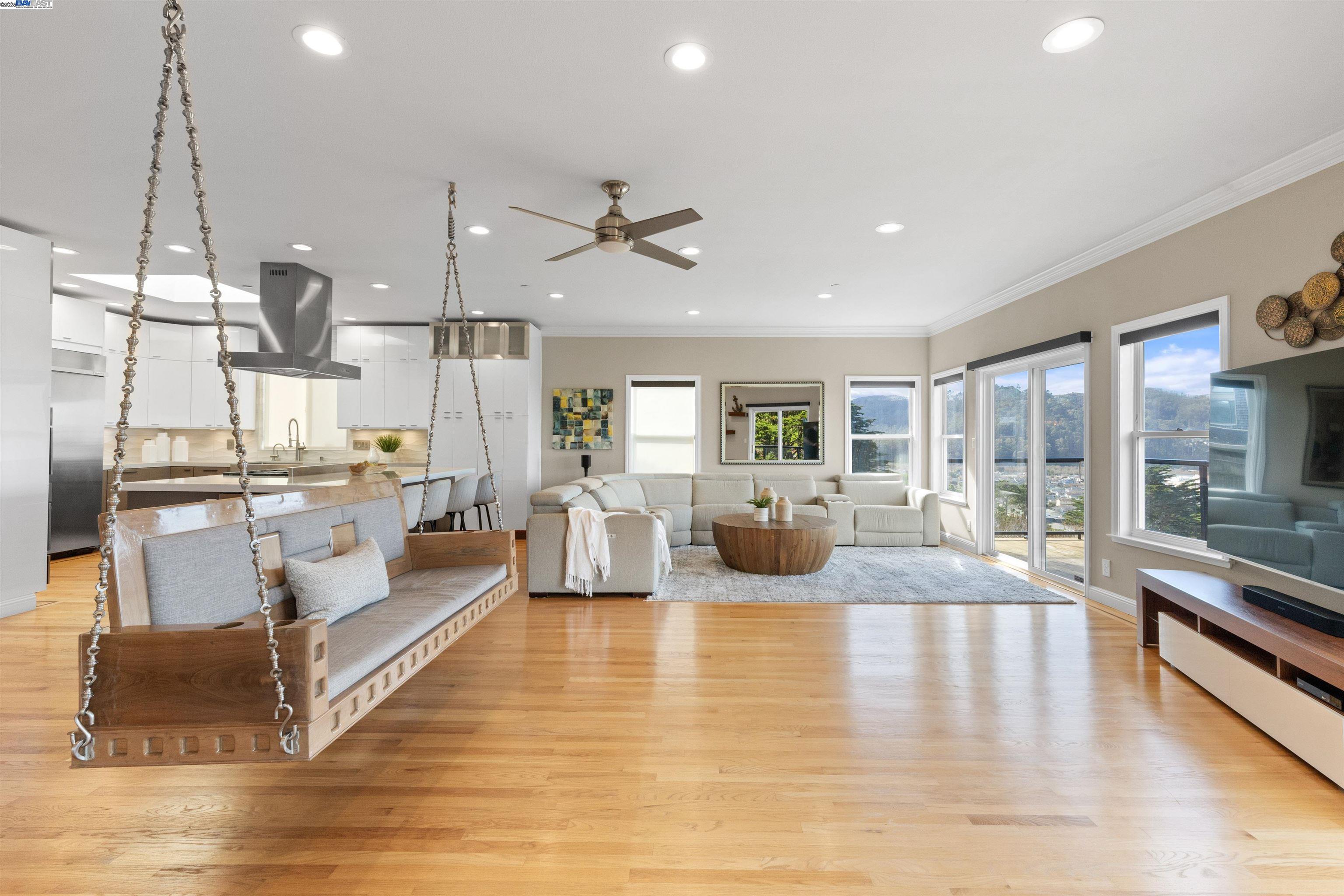 Detail Gallery Image 14 of 60 For 674 Corona Dr, Pacifica,  CA 94044 - 5 Beds | 5/2 Baths