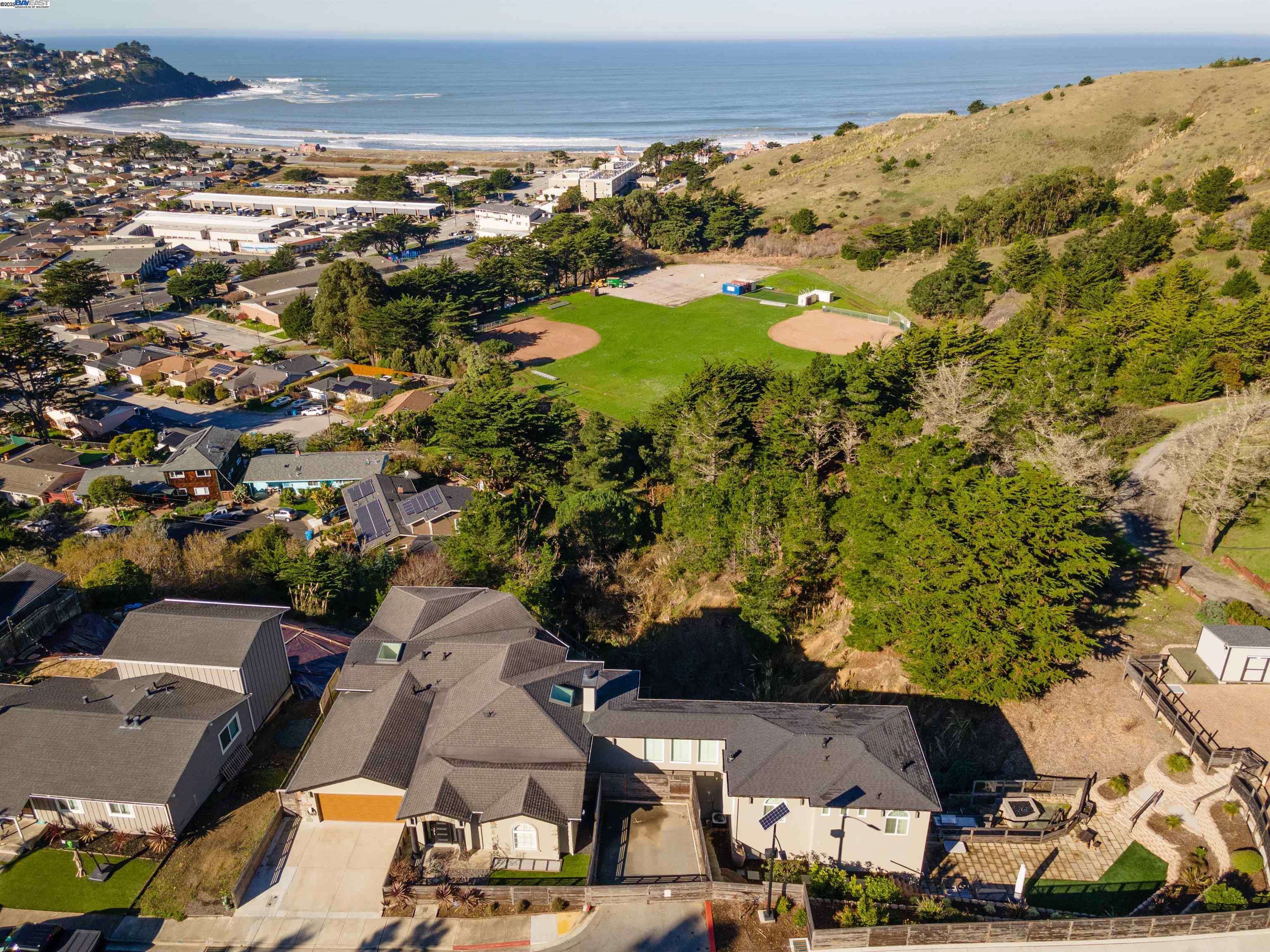 Detail Gallery Image 3 of 60 For 674 Corona Dr, Pacifica,  CA 94044 - 5 Beds | 5/2 Baths