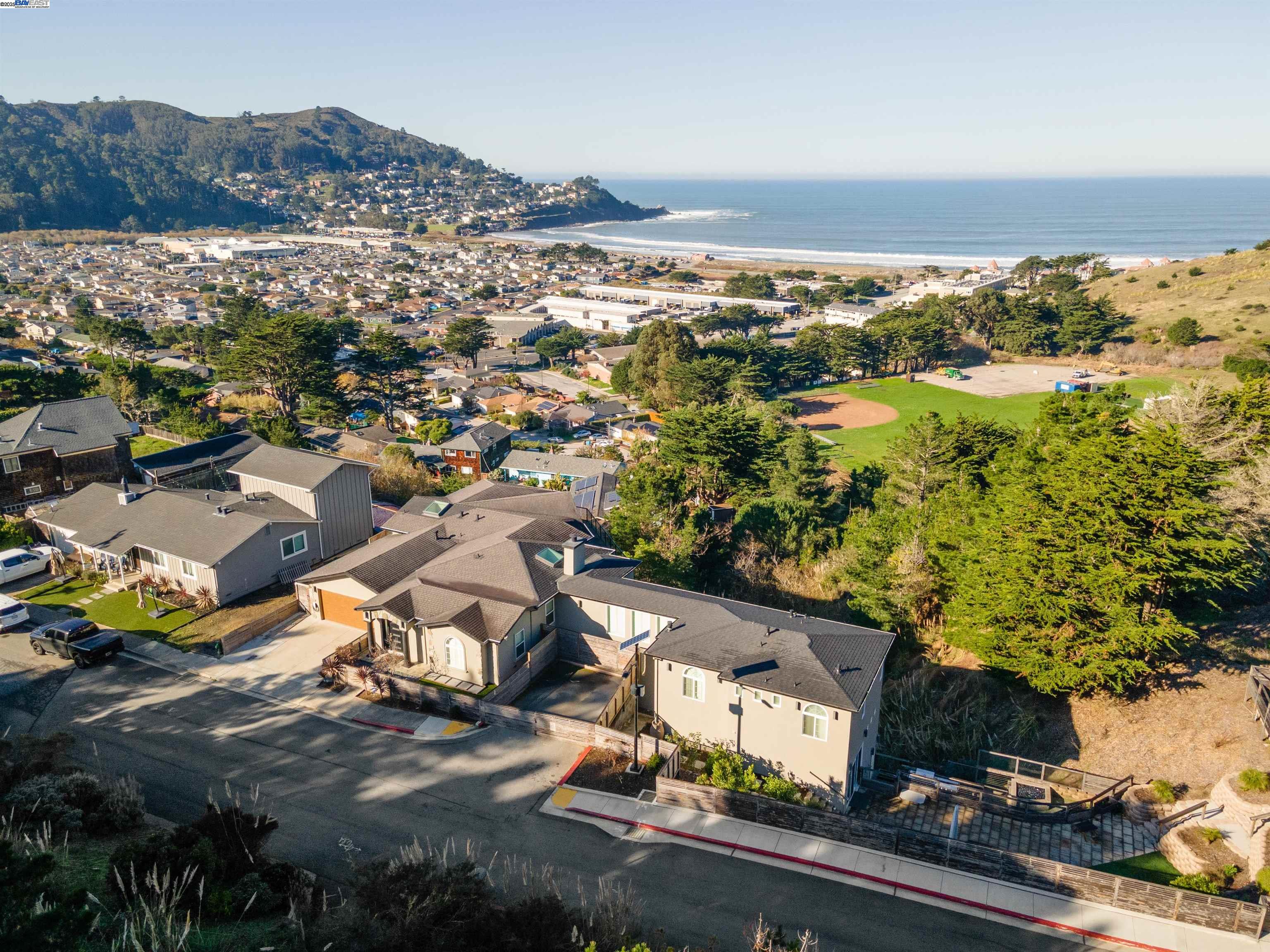 Detail Gallery Image 4 of 60 For 674 Corona Dr, Pacifica,  CA 94044 - 5 Beds | 5/2 Baths