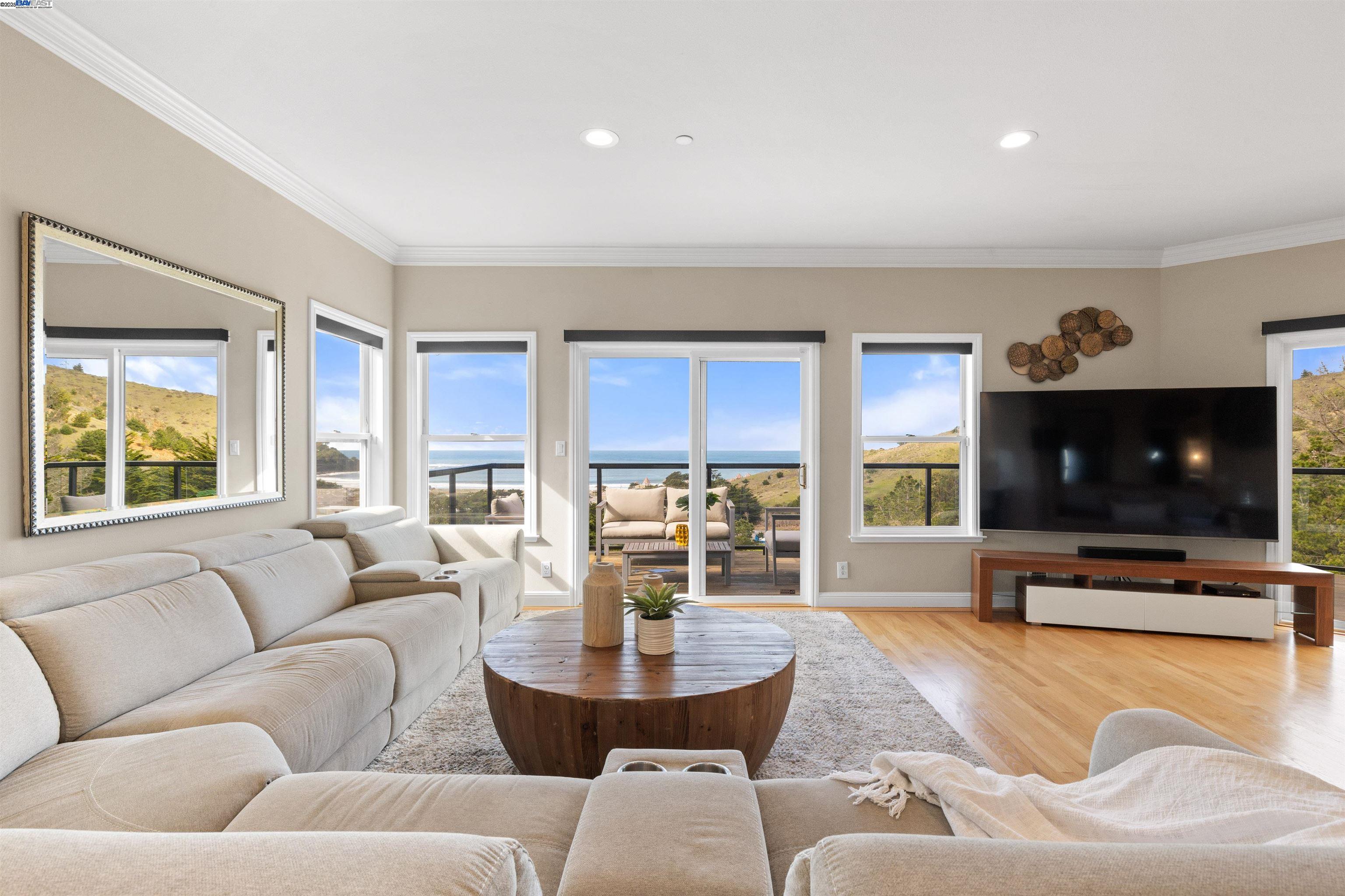 Detail Gallery Image 7 of 60 For 674 Corona Dr, Pacifica,  CA 94044 - 5 Beds | 5/2 Baths