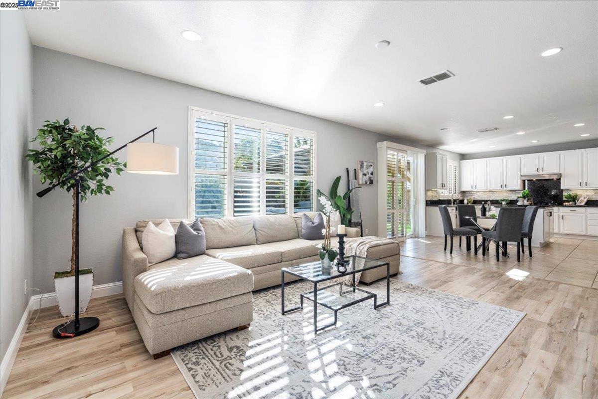 Detail Gallery Image 1 of 46 For 558 Millpond Ave, Lathrop,  CA 95330 - 4 Beds | 2/1 Baths