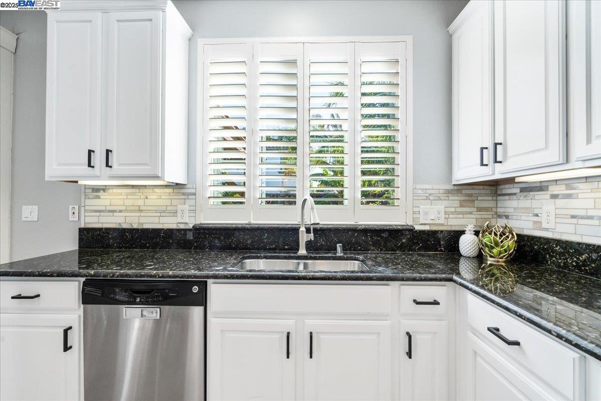 Detail Gallery Image 13 of 46 For 558 Millpond Ave, Lathrop,  CA 95330 - 4 Beds | 2/1 Baths