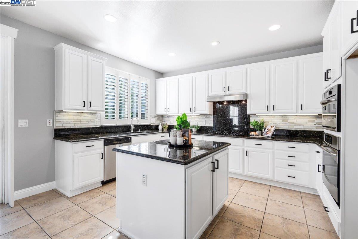 Detail Gallery Image 14 of 46 For 558 Millpond Ave, Lathrop,  CA 95330 - 4 Beds | 2/1 Baths