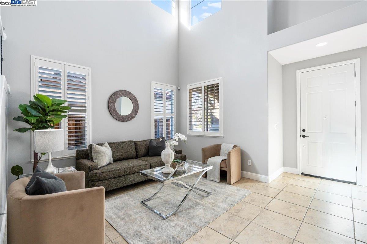Detail Gallery Image 4 of 46 For 558 Millpond Ave, Lathrop,  CA 95330 - 4 Beds | 2/1 Baths