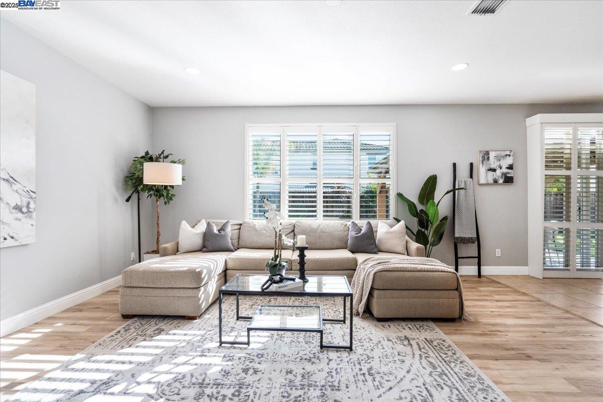 Detail Gallery Image 8 of 46 For 558 Millpond Ave, Lathrop,  CA 95330 - 4 Beds | 2/1 Baths