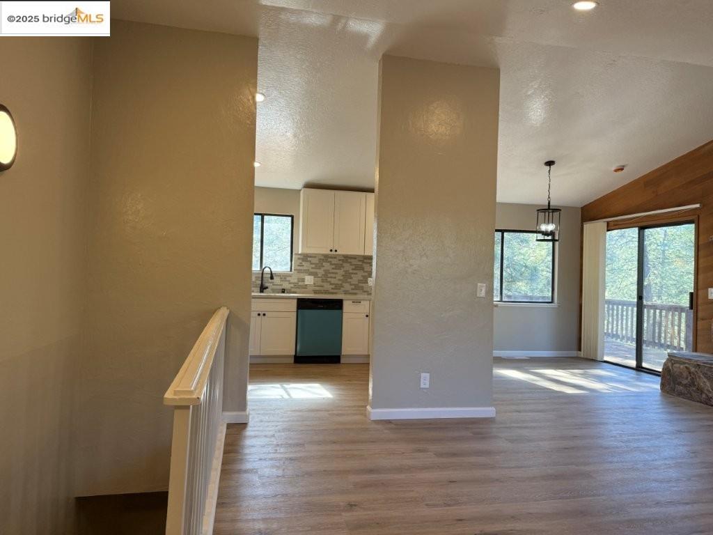 Detail Gallery Image 4 of 60 For 11987 Valenta Way, Groveland,  CA 95321 - 4 Beds | 3 Baths