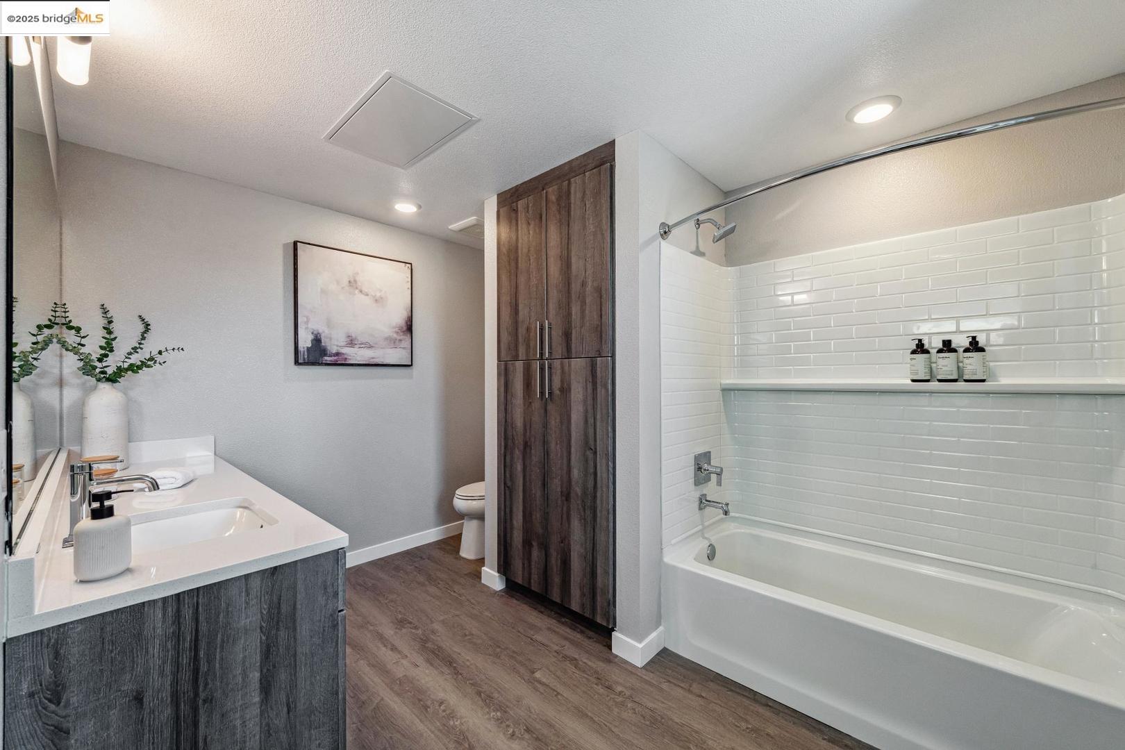 2400 Adeline ST # 303, Oakland, California 94607, 1 Bedroom Bedrooms, 5 Rooms Rooms,1 BathroomBathrooms,Residential,For Sale,2400 Adeline ST # 303,41086913